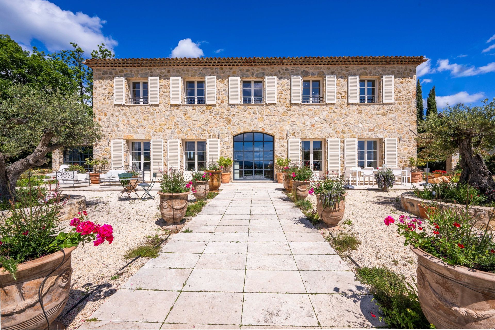 maison provençale 8 Pièces en vente sur TOURRETTES (83440)