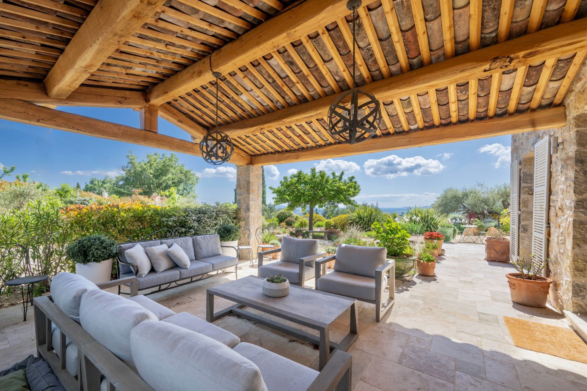 maison provençale 8 Pièces en vente sur TOURRETTES (83440)