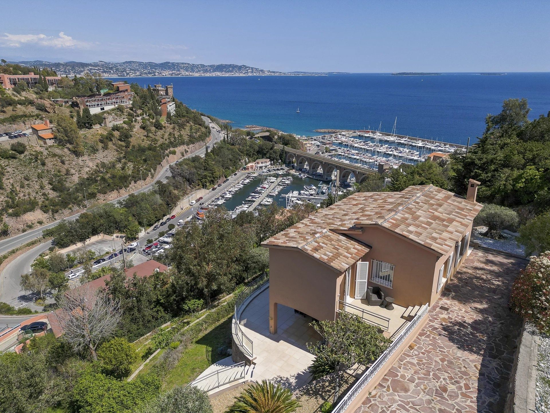 maison contemporaine 5 Pièces en vente sur THEOULE SUR MER (06590)