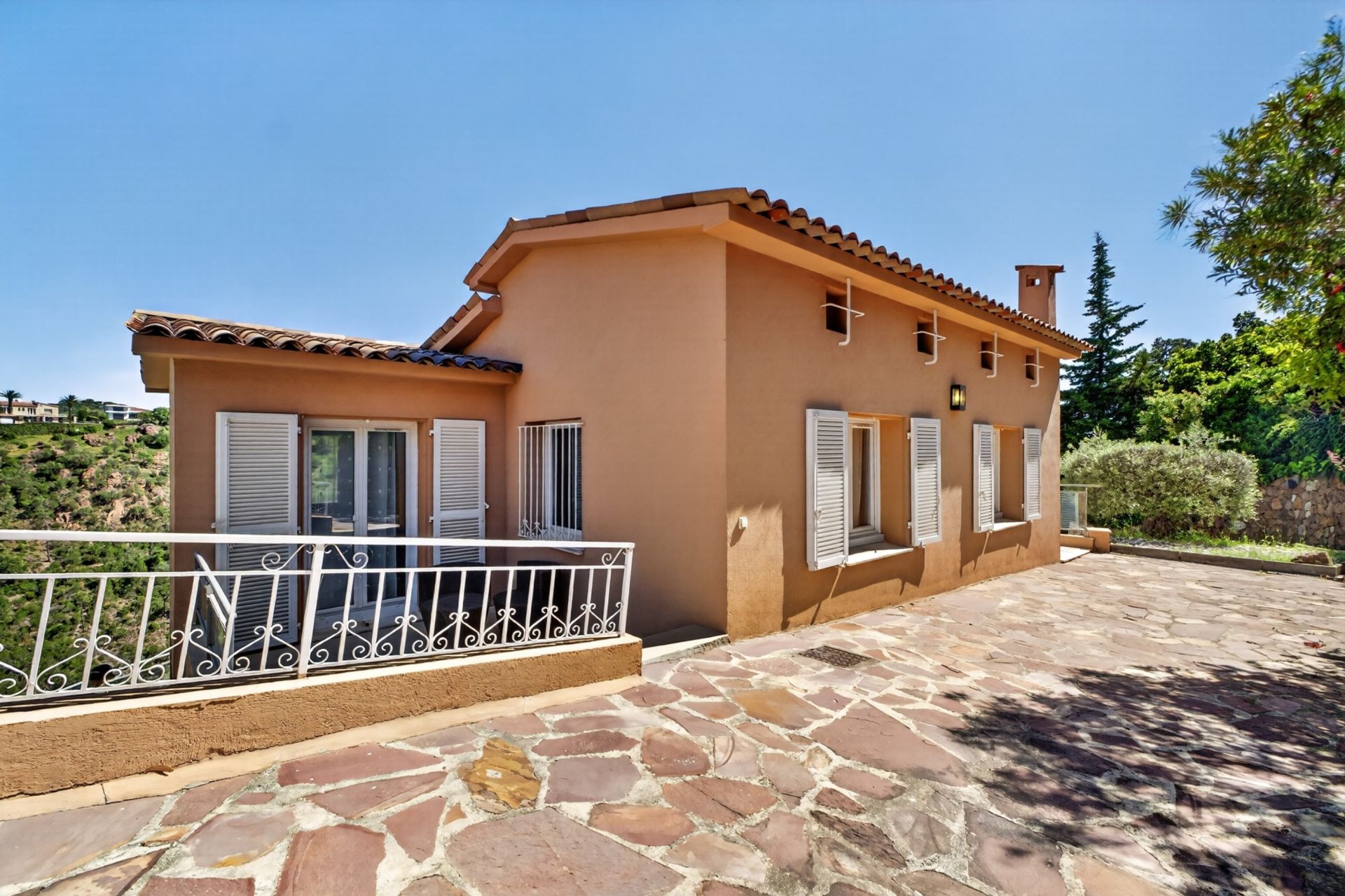 maison contemporaine 5 Pièces en vente sur THEOULE SUR MER (06590)