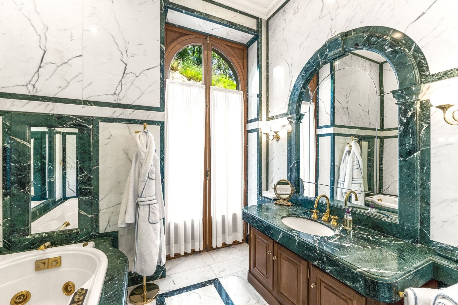 maison de maître 18 Pièces en vente sur VILLEFRANCHE SUR MER (06230)