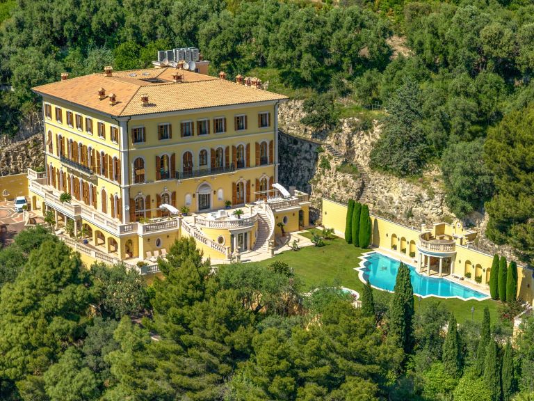 mansion 18 Rooms for sale on VILLEFRANCHE SUR MER (06230)