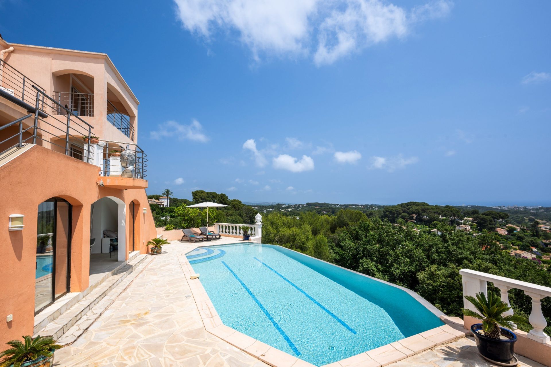 villa 13 Pièces en vente sur VALLAURIS (06220)
