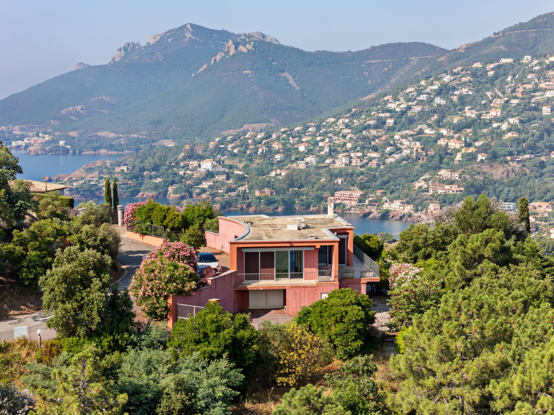 contemporary house 7 Rooms for sale on THEOULE SUR MER (06590)