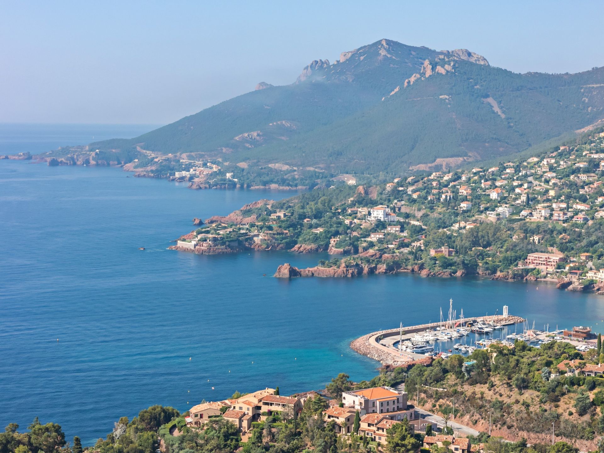contemporary house 7 Rooms for sale on THEOULE SUR MER (06590)