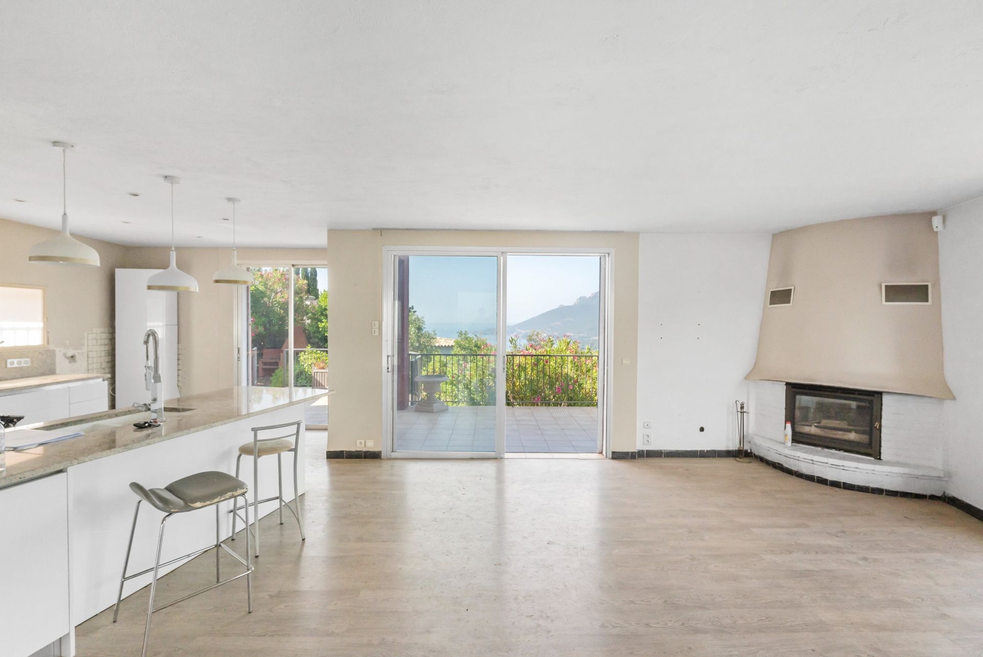 contemporary house 7 Rooms for sale on THEOULE SUR MER (06590)