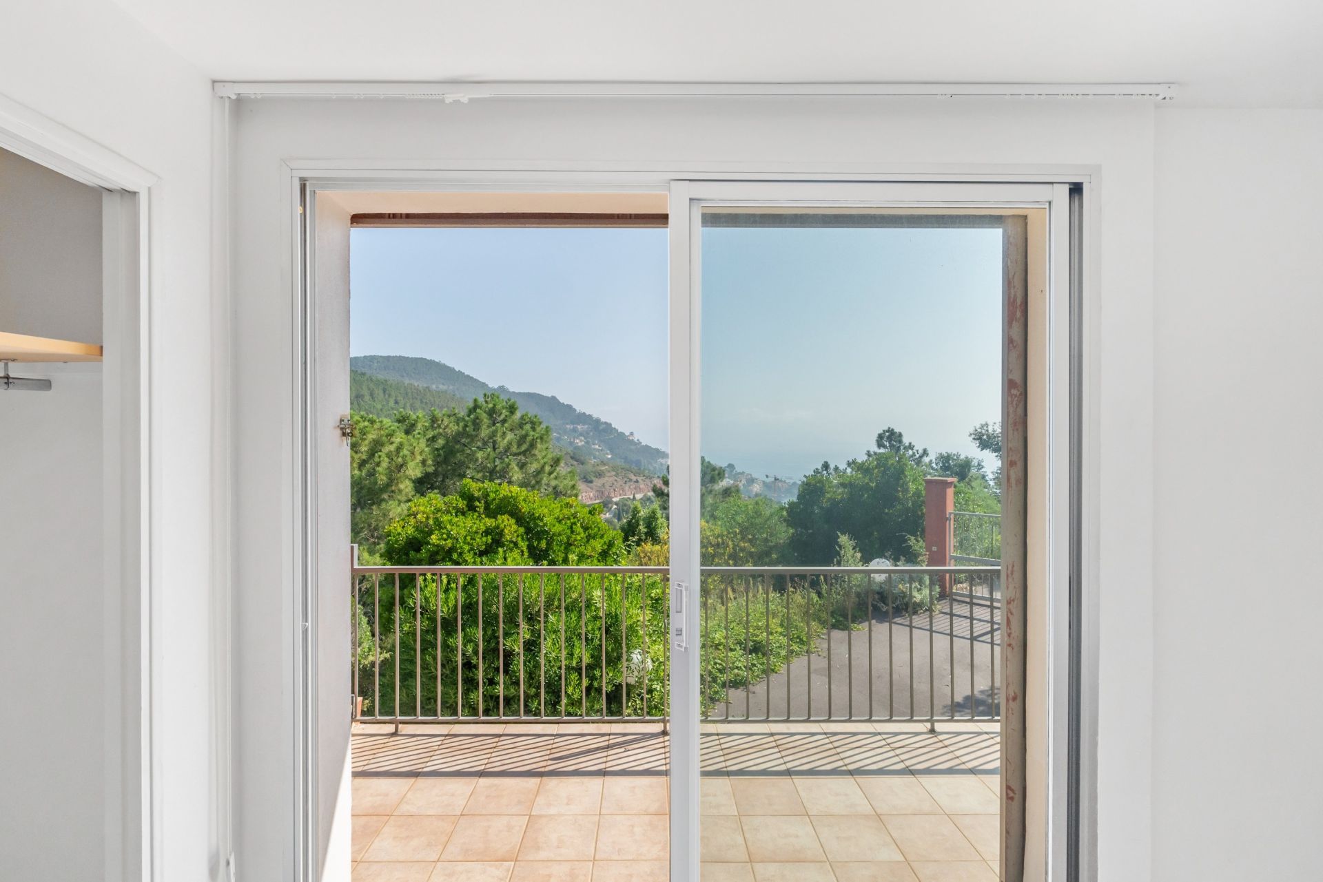 contemporary house 7 Rooms for sale on THEOULE SUR MER (06590)