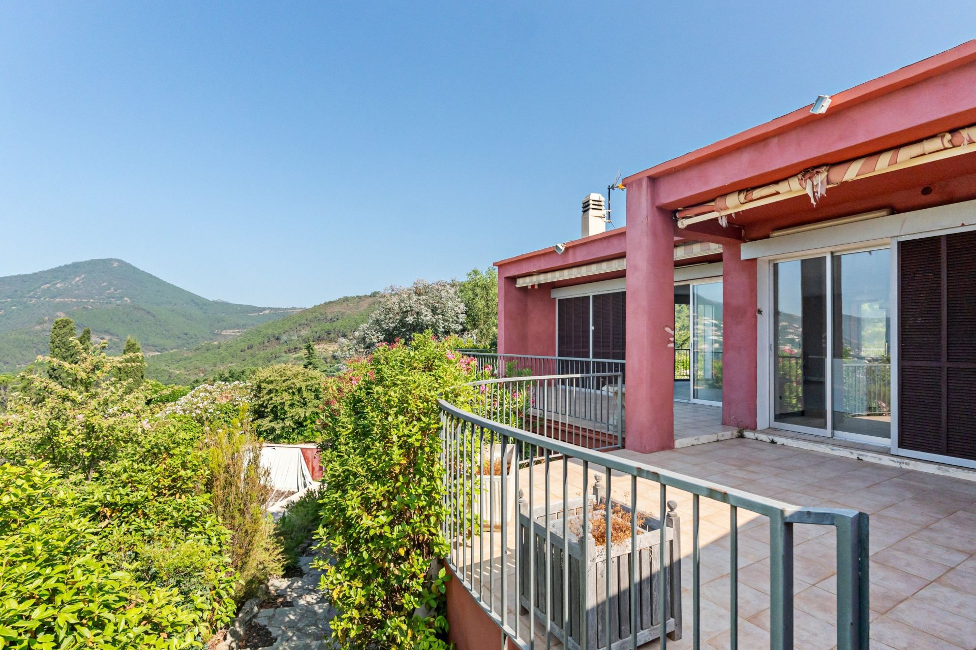 contemporary house 7 Rooms for sale on THEOULE SUR MER (06590)