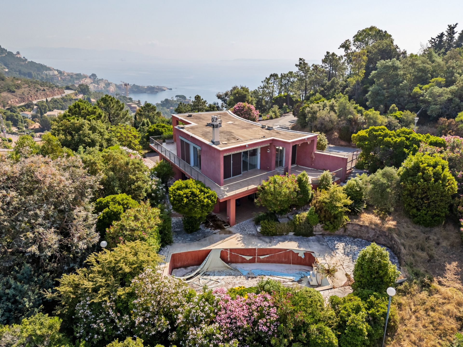 contemporary house 7 Rooms for sale on THEOULE SUR MER (06590)