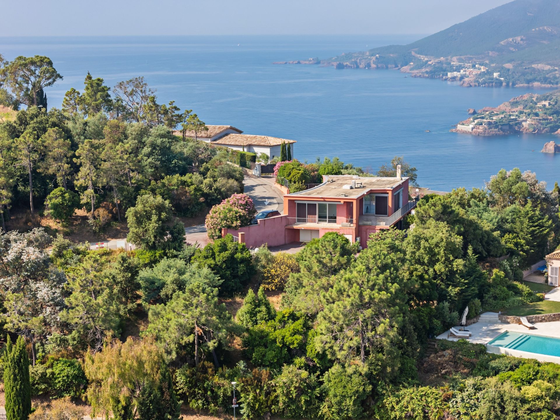 contemporary house 7 Rooms for sale on THEOULE SUR MER (06590)