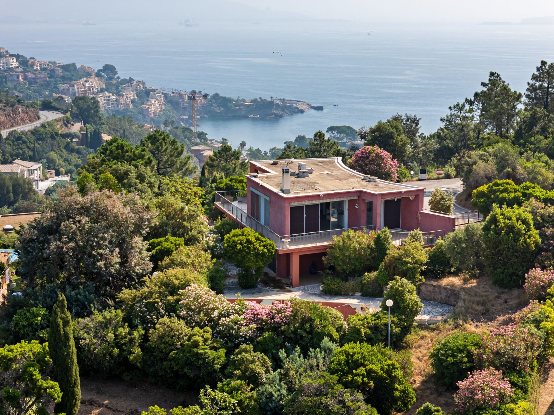 contemporary house 7 Rooms for sale on THEOULE SUR MER (06590)