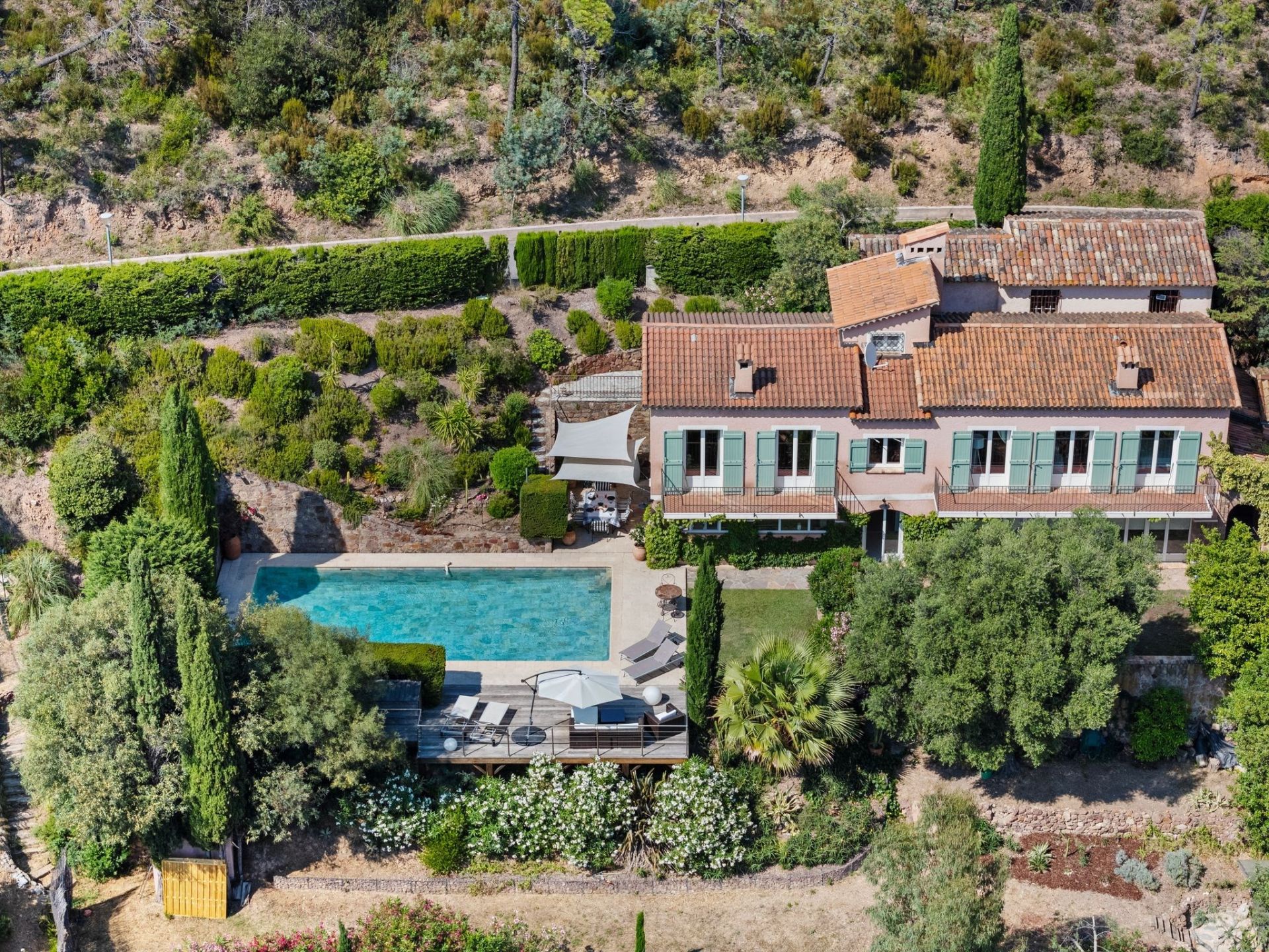 provencal house 7 Rooms for sale on THEOULE SUR MER (06590)