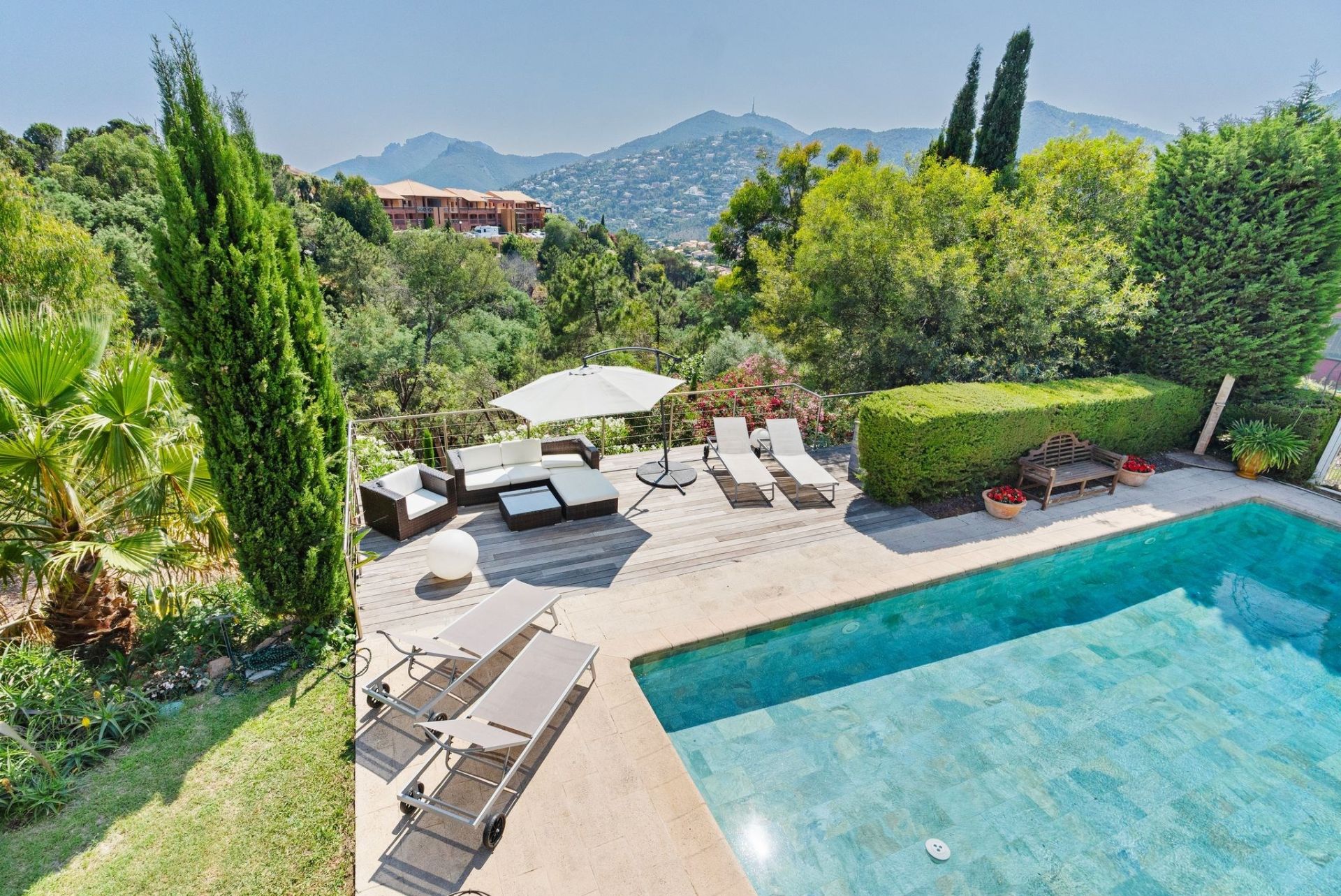 provencal house 7 Rooms for sale on THEOULE SUR MER (06590)