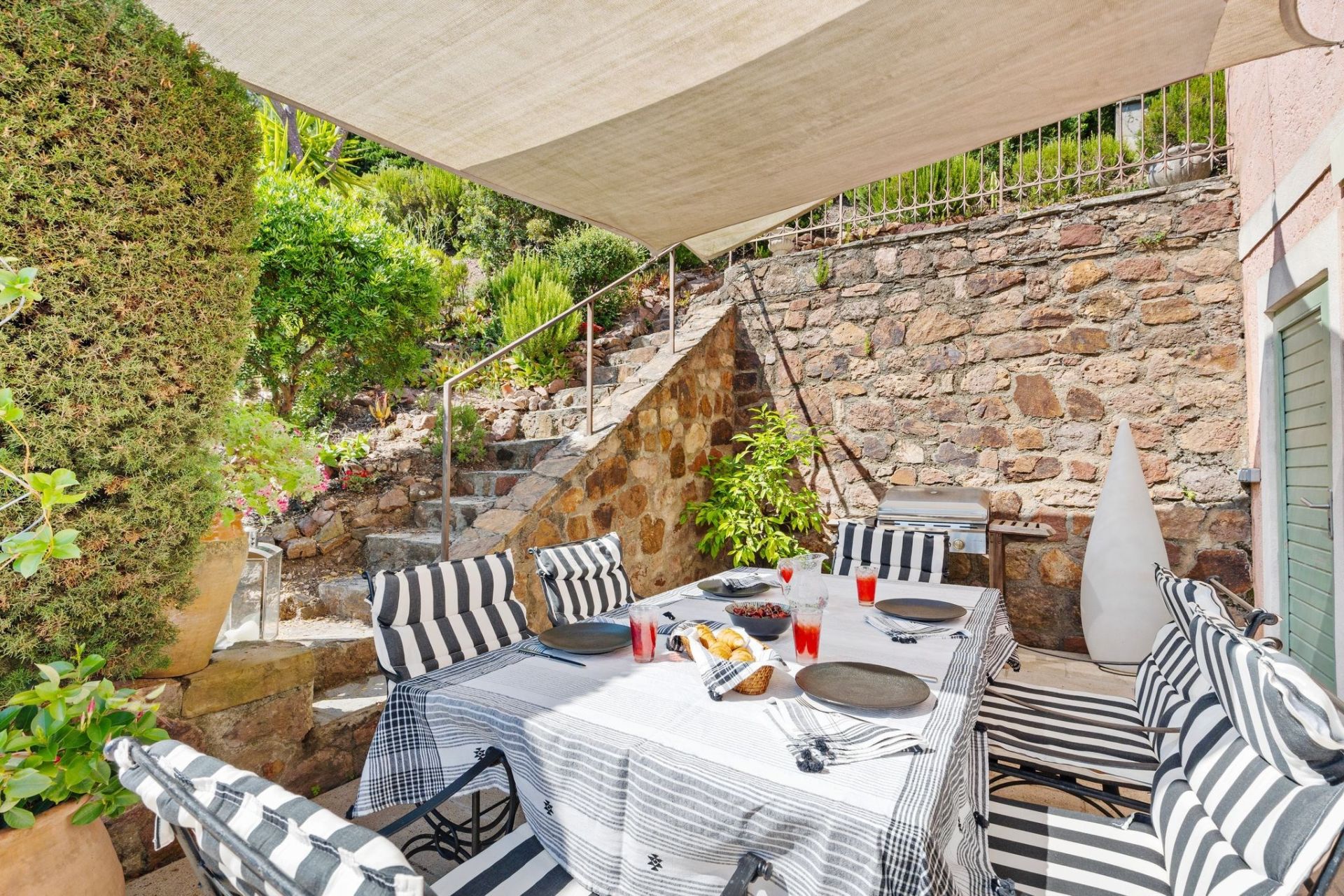 provencal house 7 Rooms for sale on THEOULE SUR MER (06590)