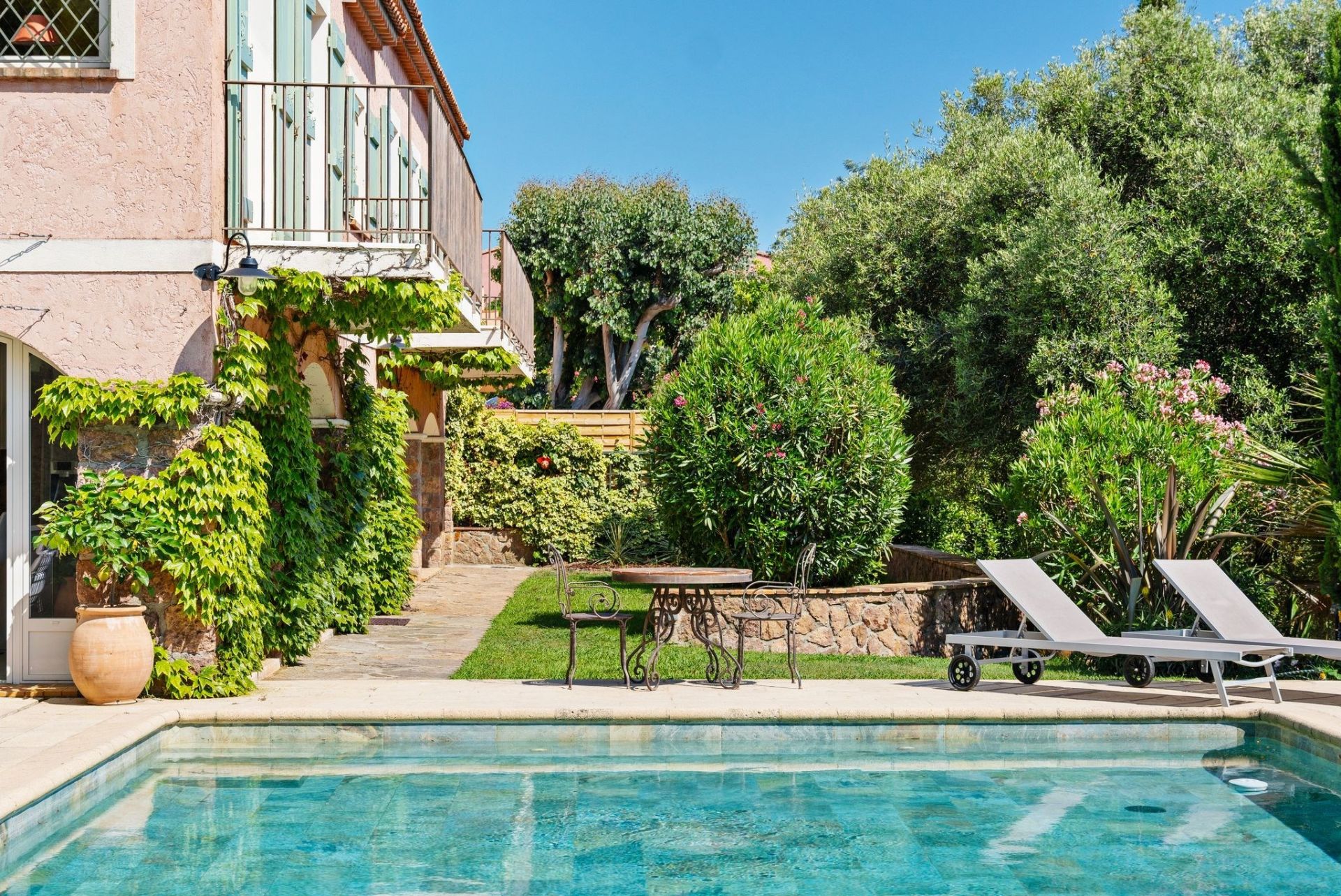 provencal house 7 Rooms for sale on THEOULE SUR MER (06590)