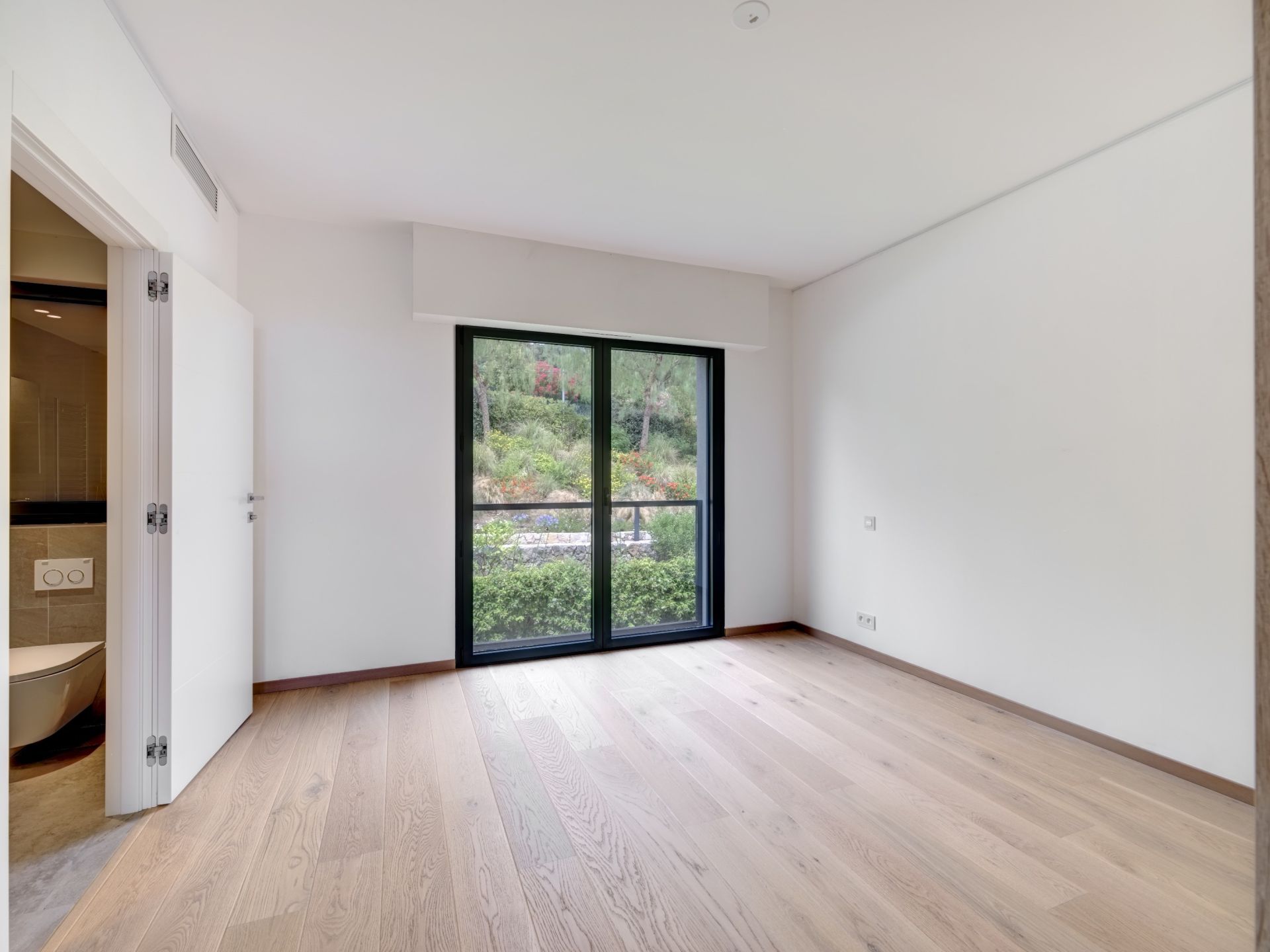 apartment 4 Rooms for sale on VALLAURIS (06220)