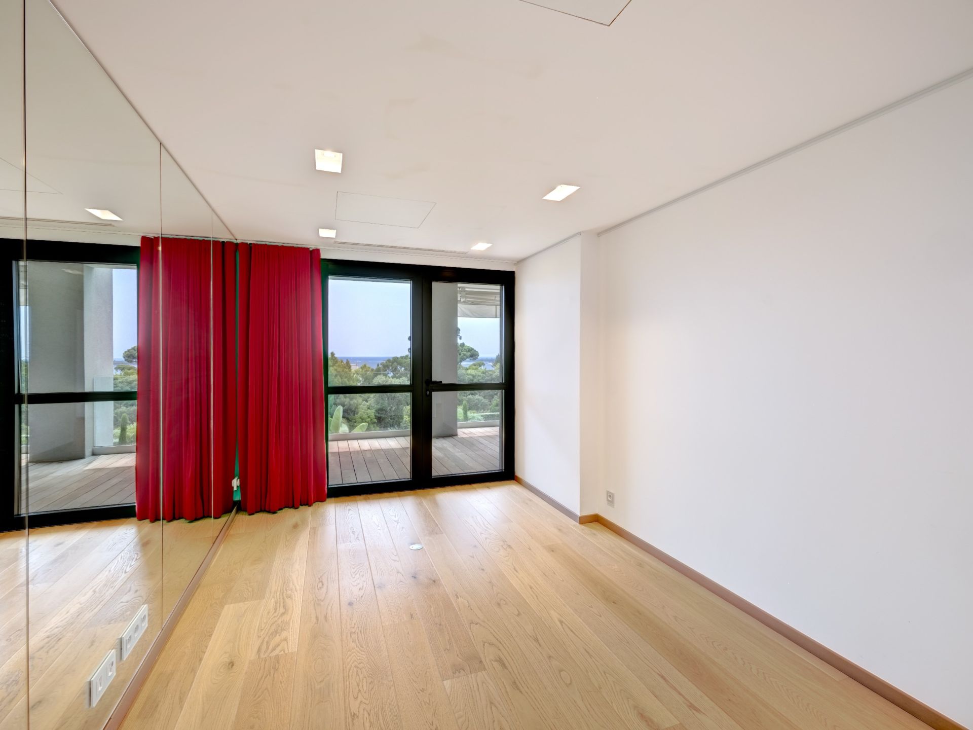 apartment 4 Rooms for sale on VALLAURIS (06220)