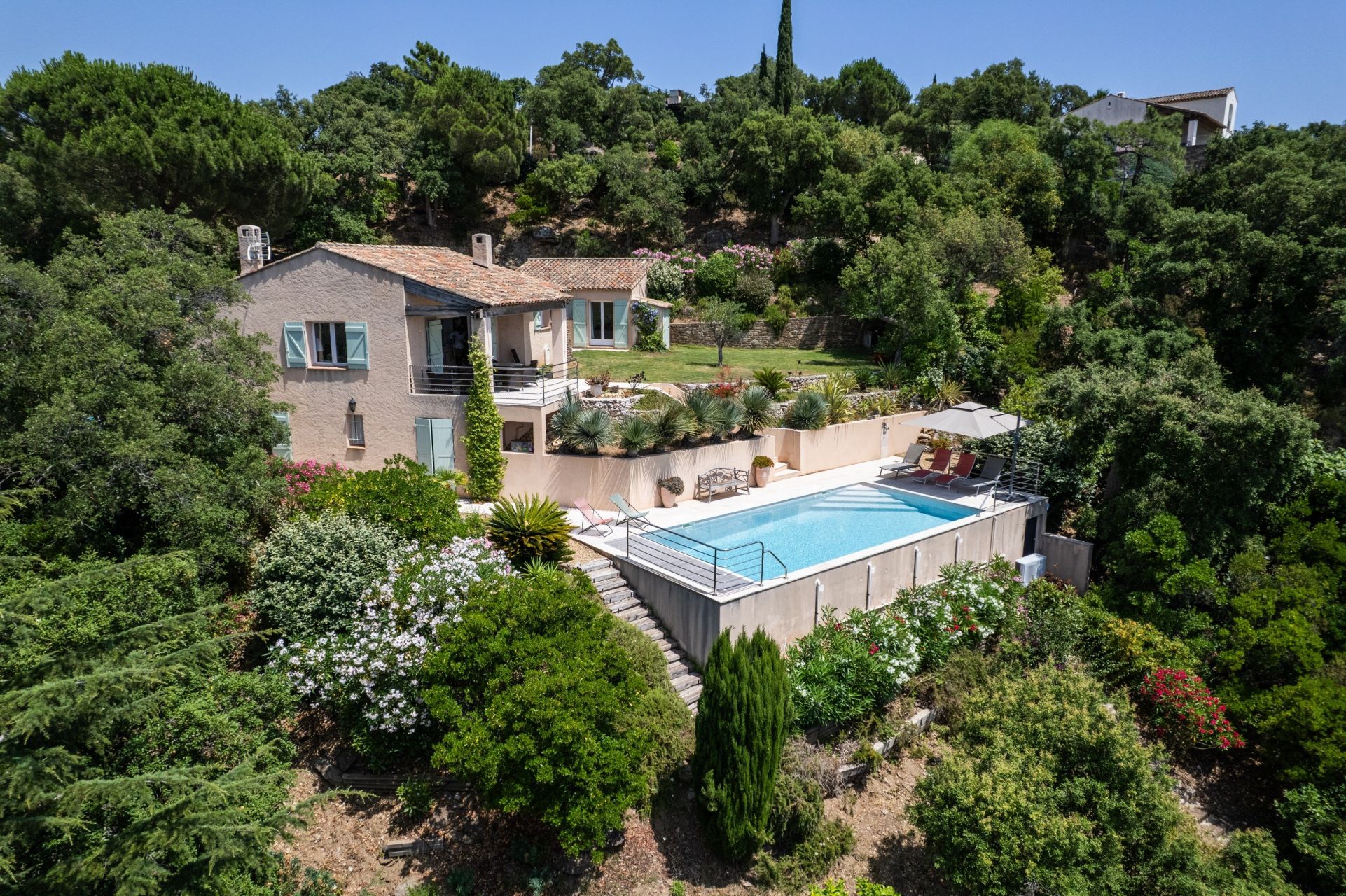 provencal house 8 Rooms for sale on RAYOL CANADEL SUR MER (83820)