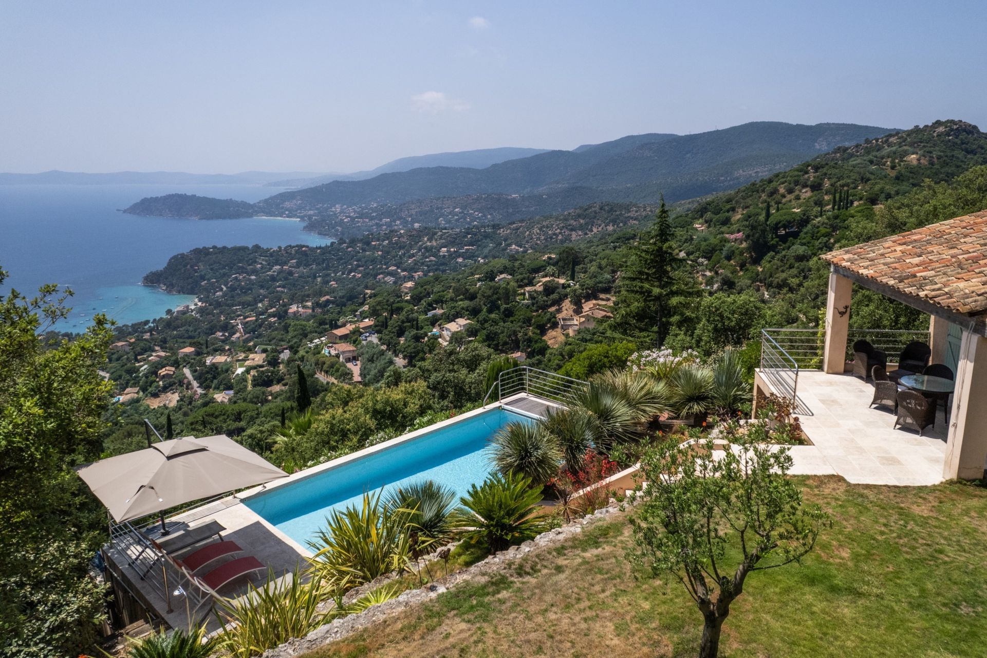 provencal house 8 Rooms for sale on RAYOL CANADEL SUR MER (83820)