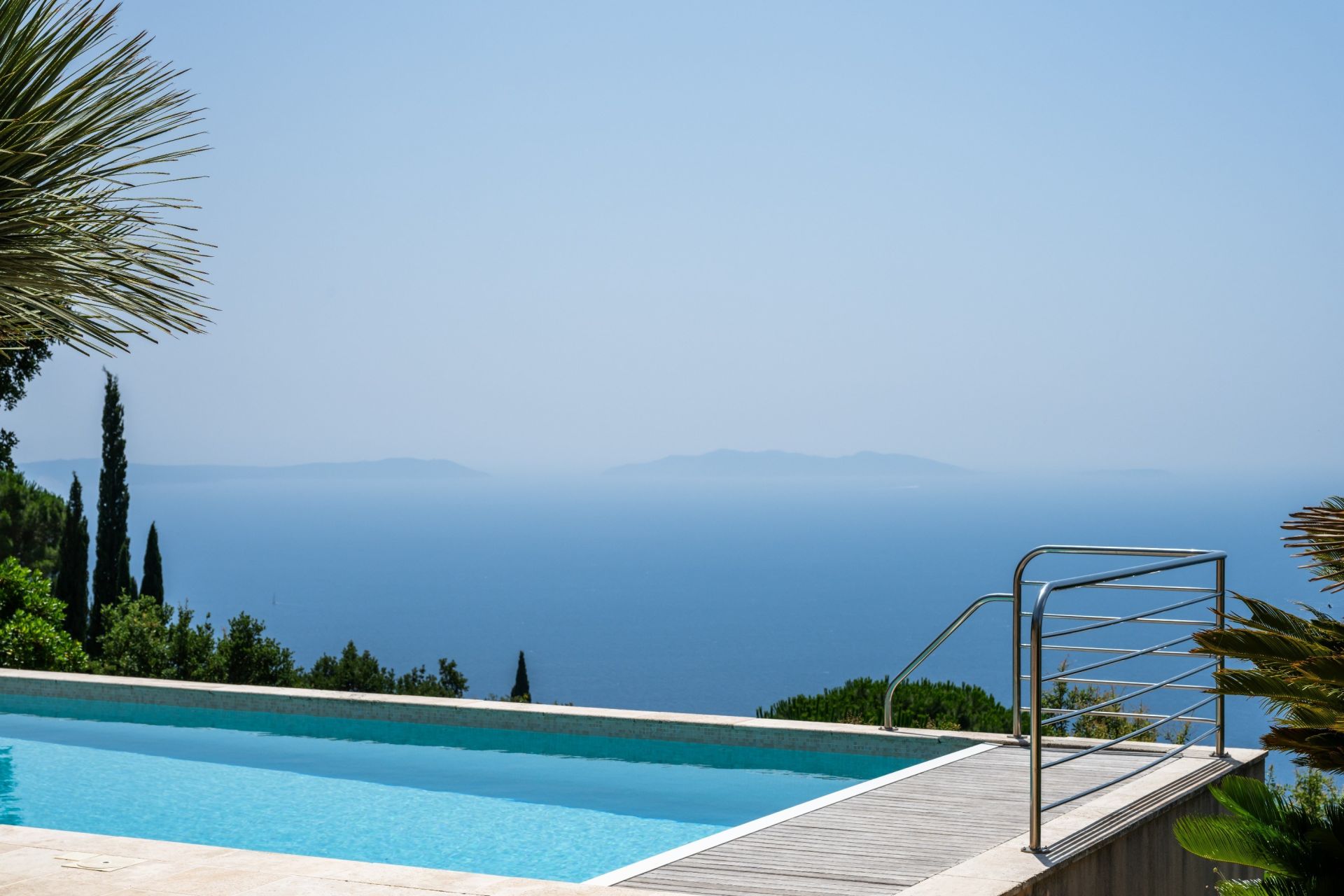 provencal house 8 Rooms for sale on RAYOL CANADEL SUR MER (83820)