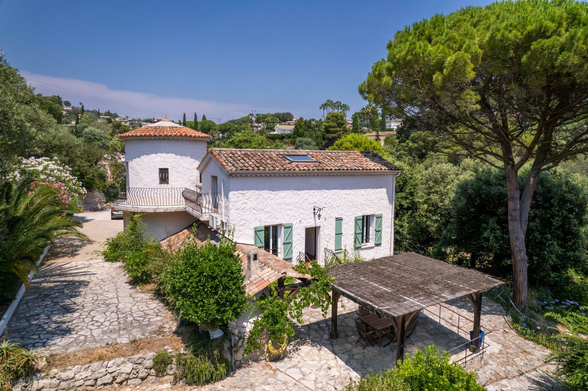 villa 7 Rooms for sale on VALLAURIS (06220)