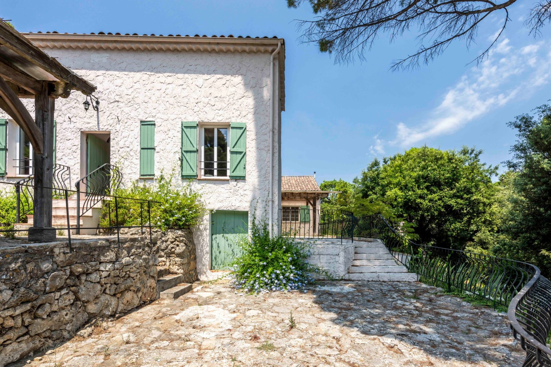 villa 7 Rooms for sale on VALLAURIS (06220)