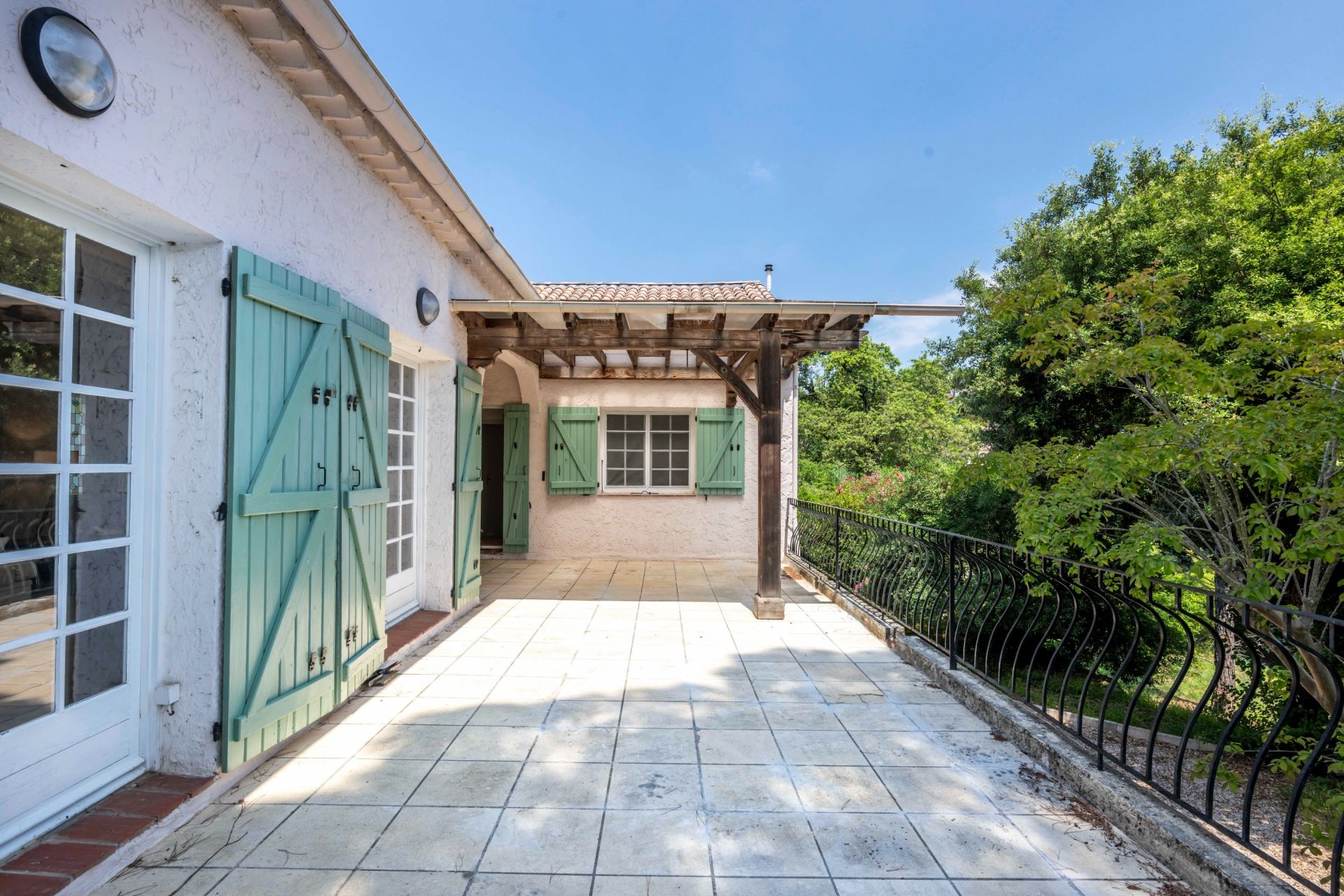 villa 7 Rooms for sale on VALLAURIS (06220)