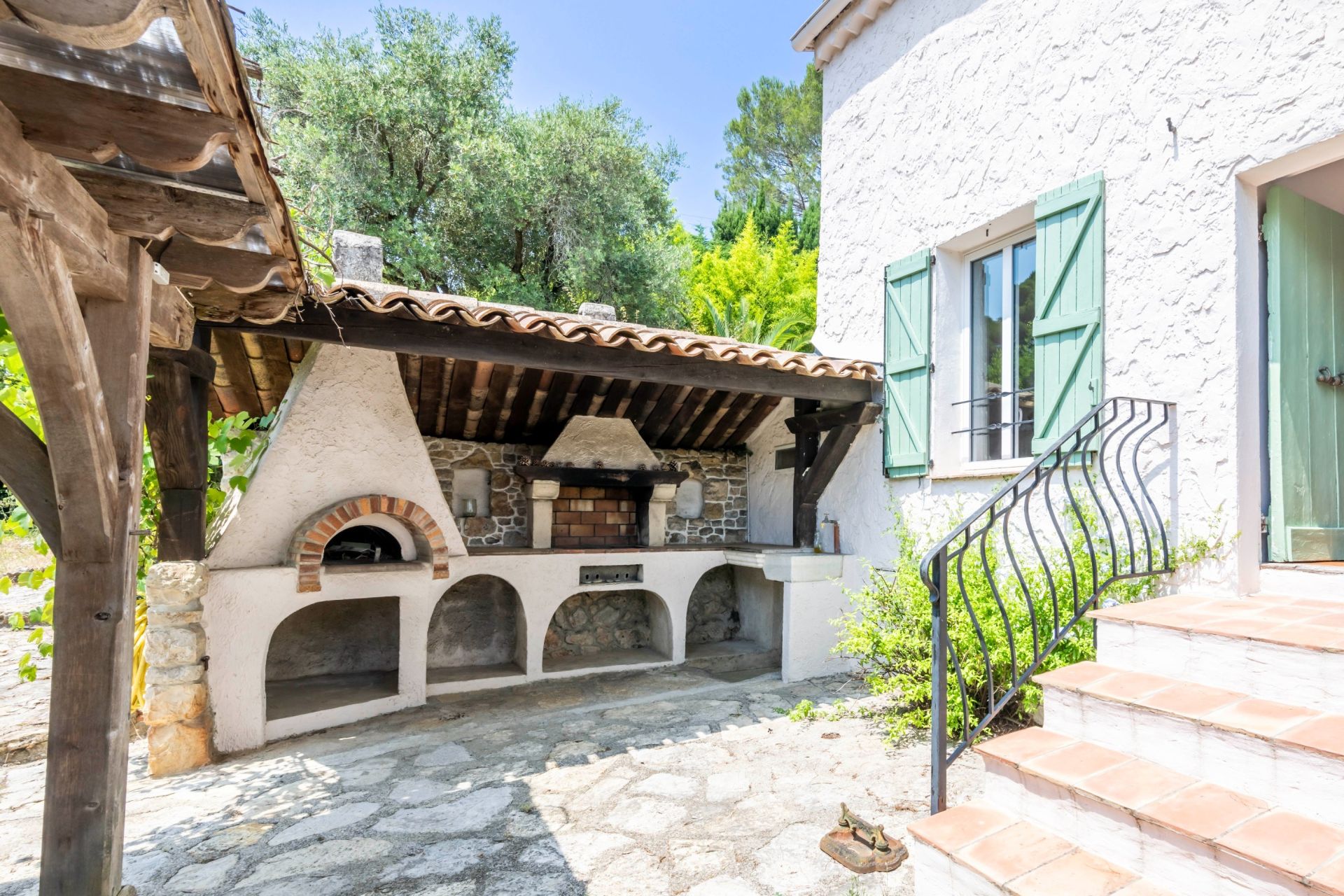 villa 7 Rooms for sale on VALLAURIS (06220)