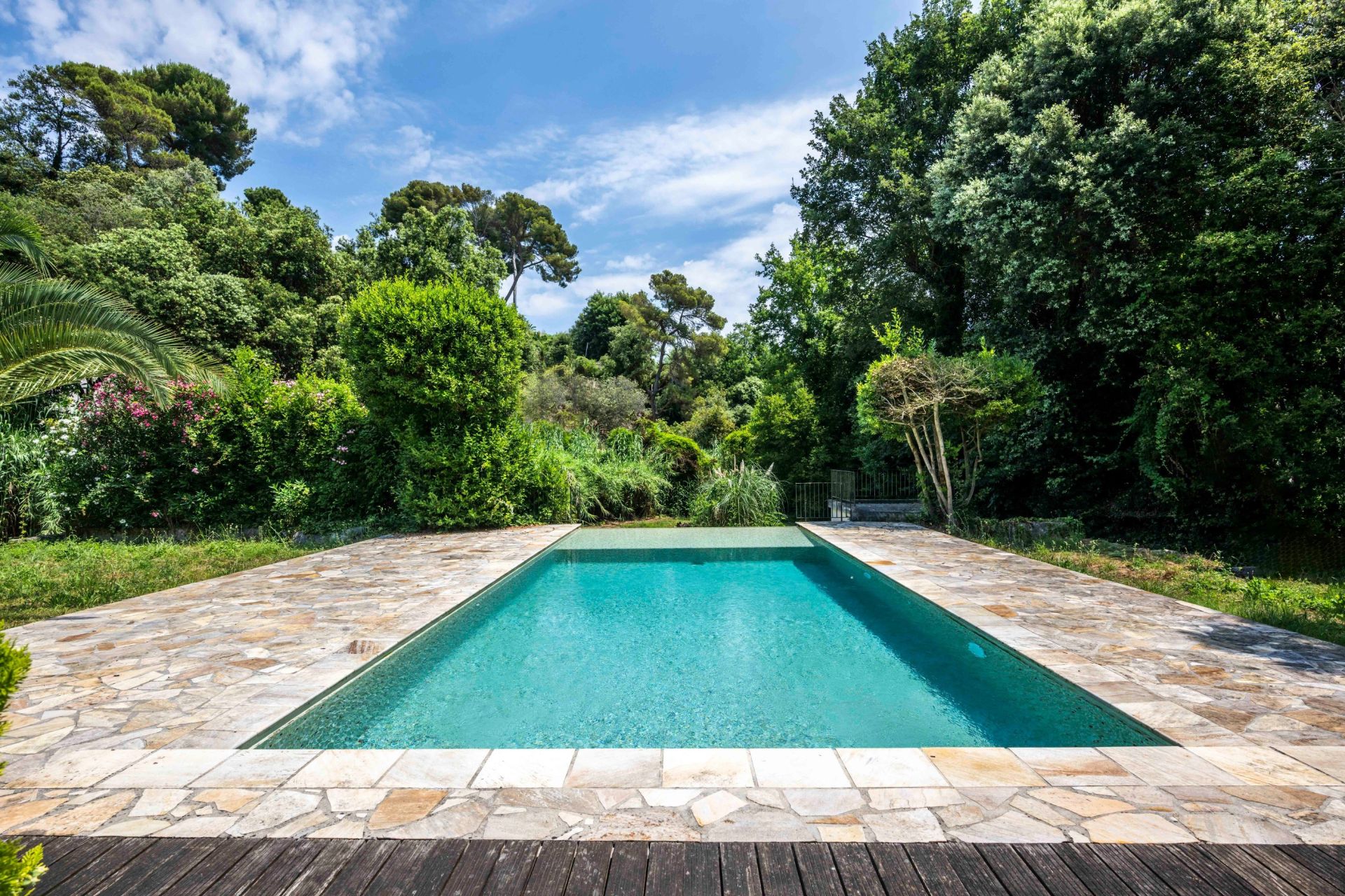 villa 7 Rooms for sale on VALLAURIS (06220)