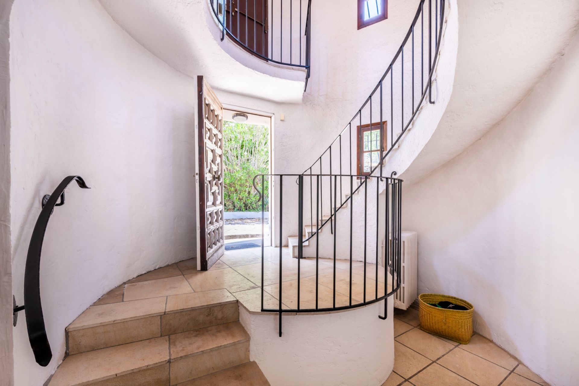 villa 7 Rooms for sale on VALLAURIS (06220)