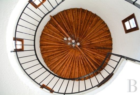 villa 7 Rooms for sale on VALLAURIS (06220)