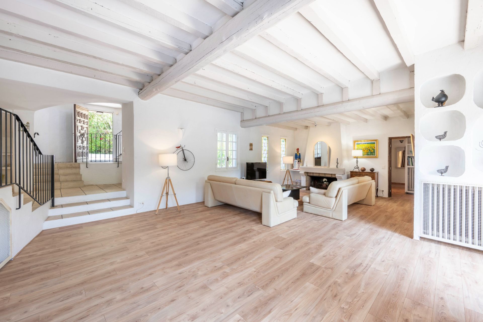 villa 7 Rooms for sale on VALLAURIS (06220)