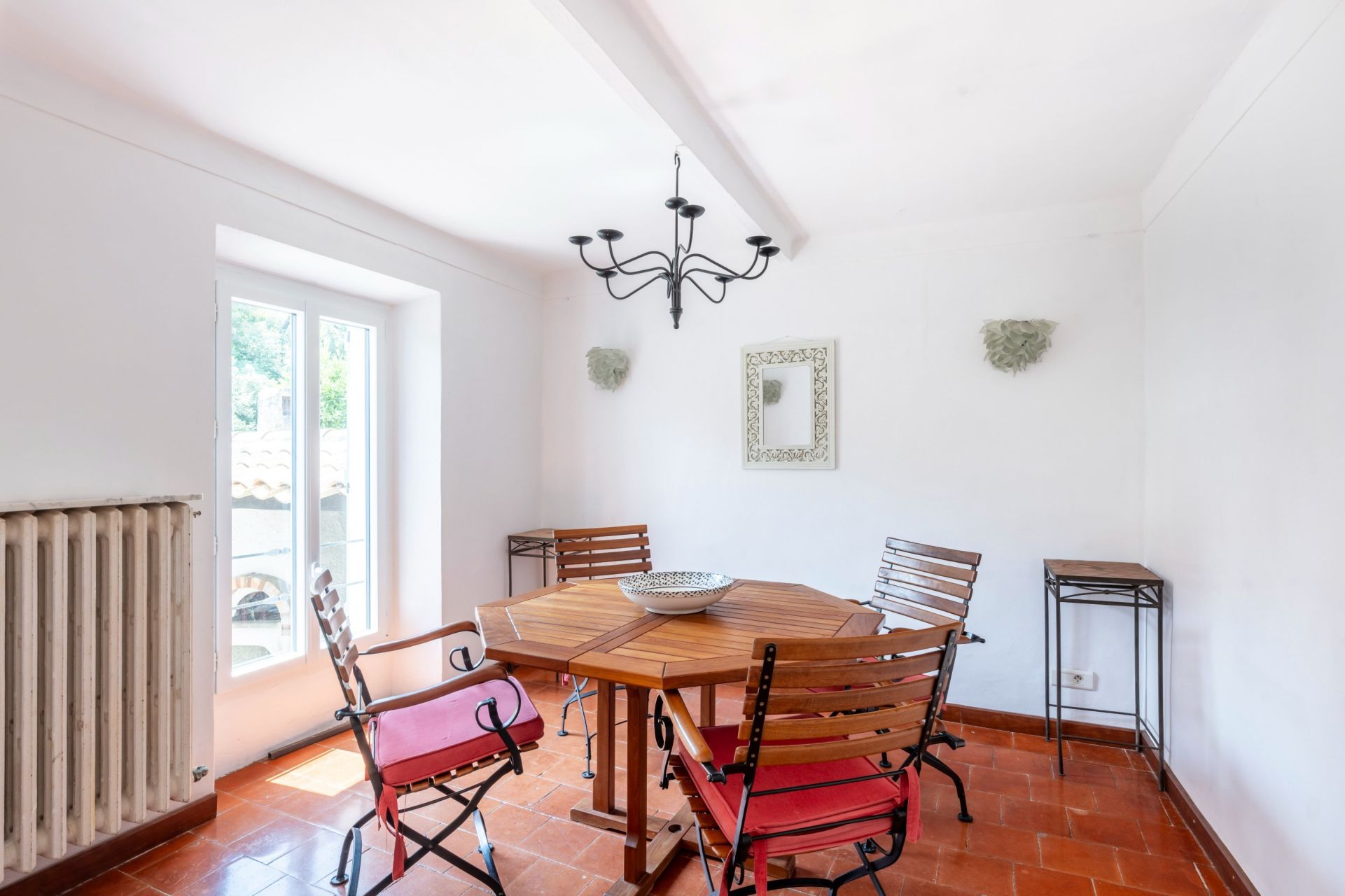 villa 7 Rooms for sale on VALLAURIS (06220)