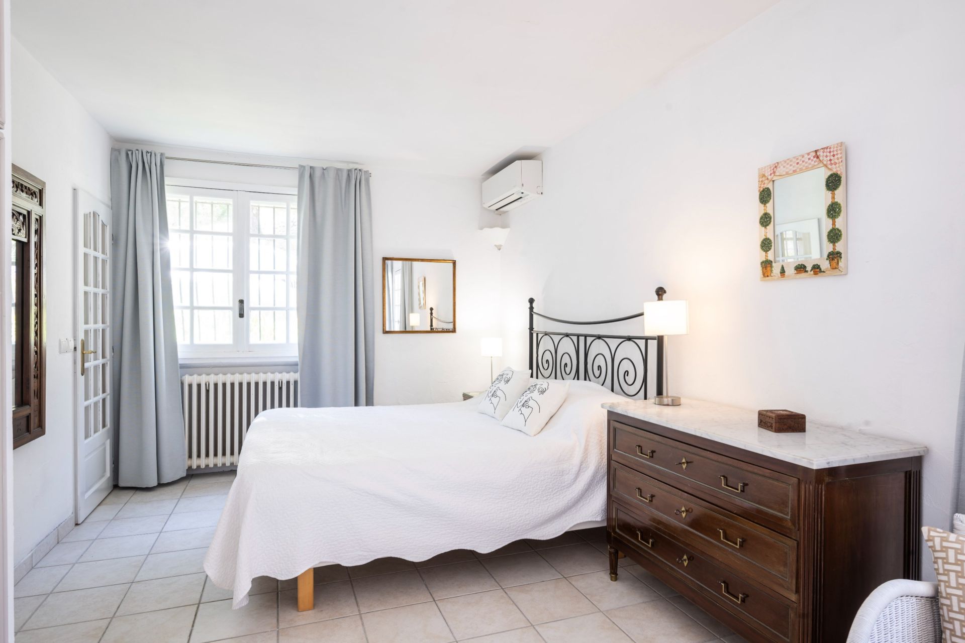 villa 7 Rooms for sale on VALLAURIS (06220)