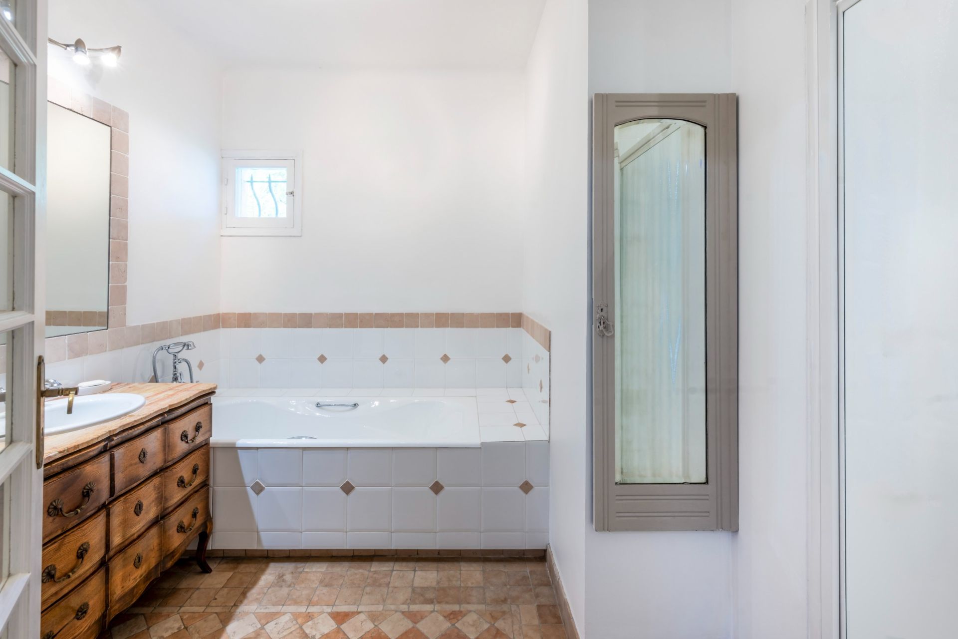 villa 7 Rooms for sale on VALLAURIS (06220)