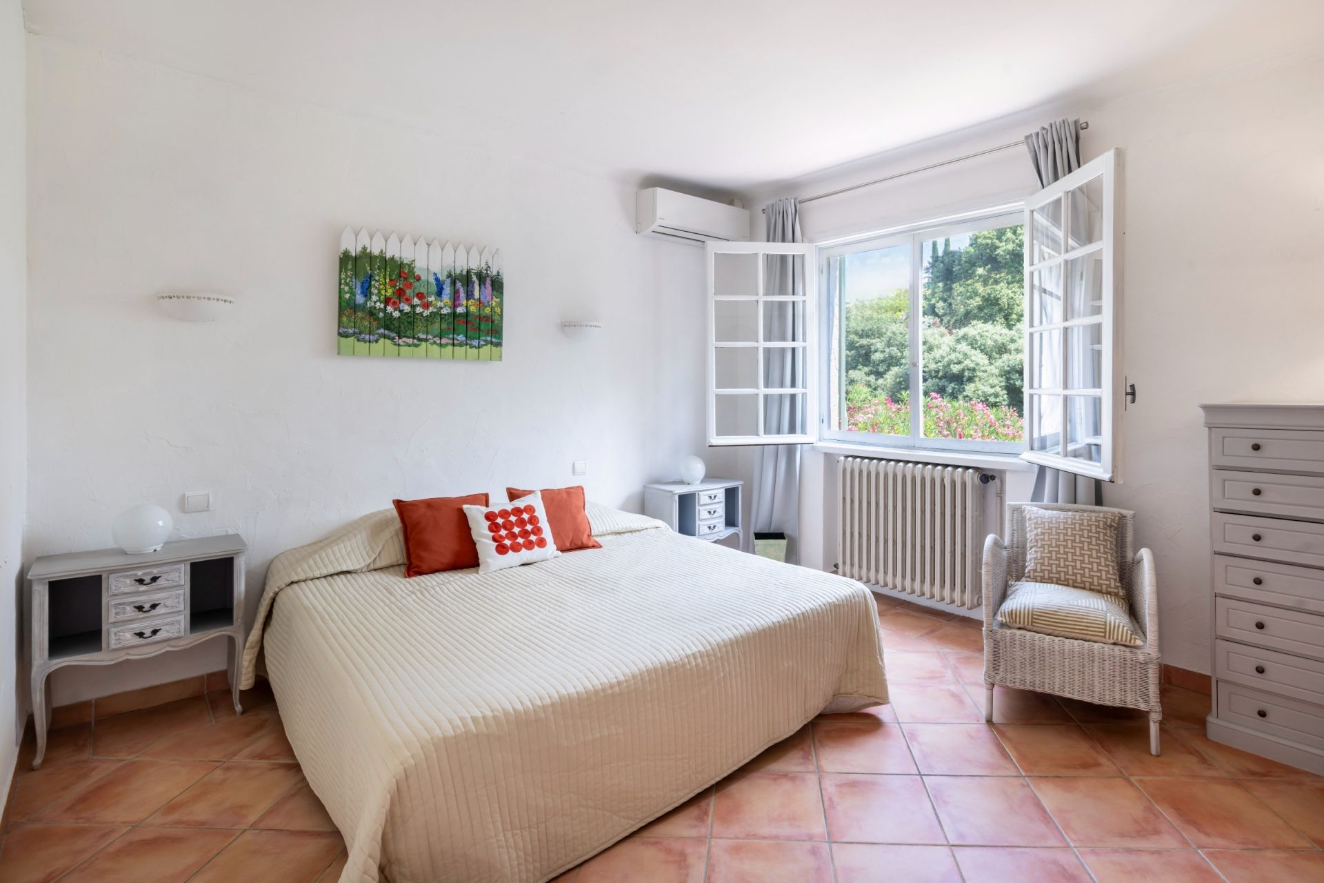 villa 7 Rooms for sale on VALLAURIS (06220)