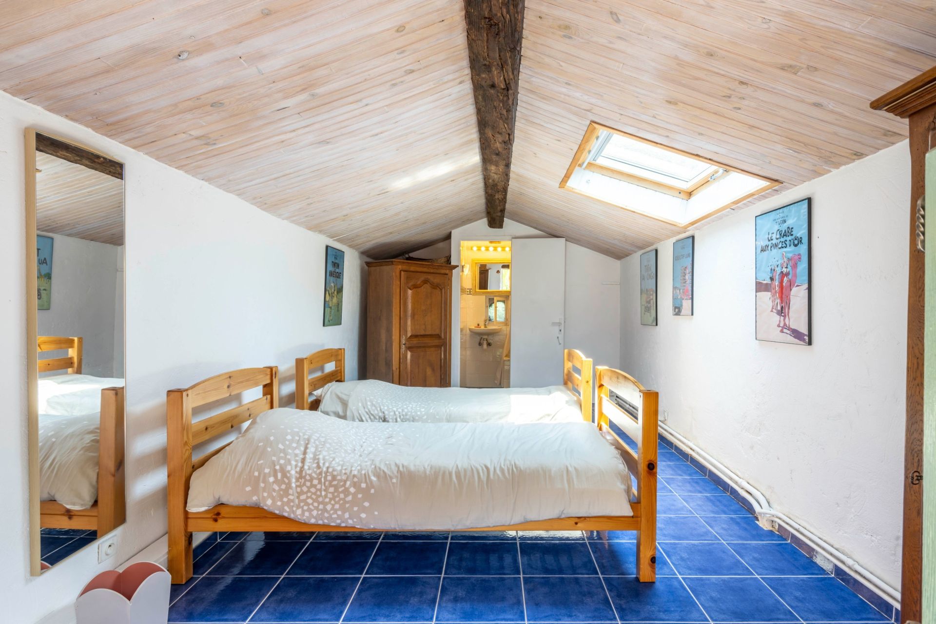 villa 7 Rooms for sale on VALLAURIS (06220)