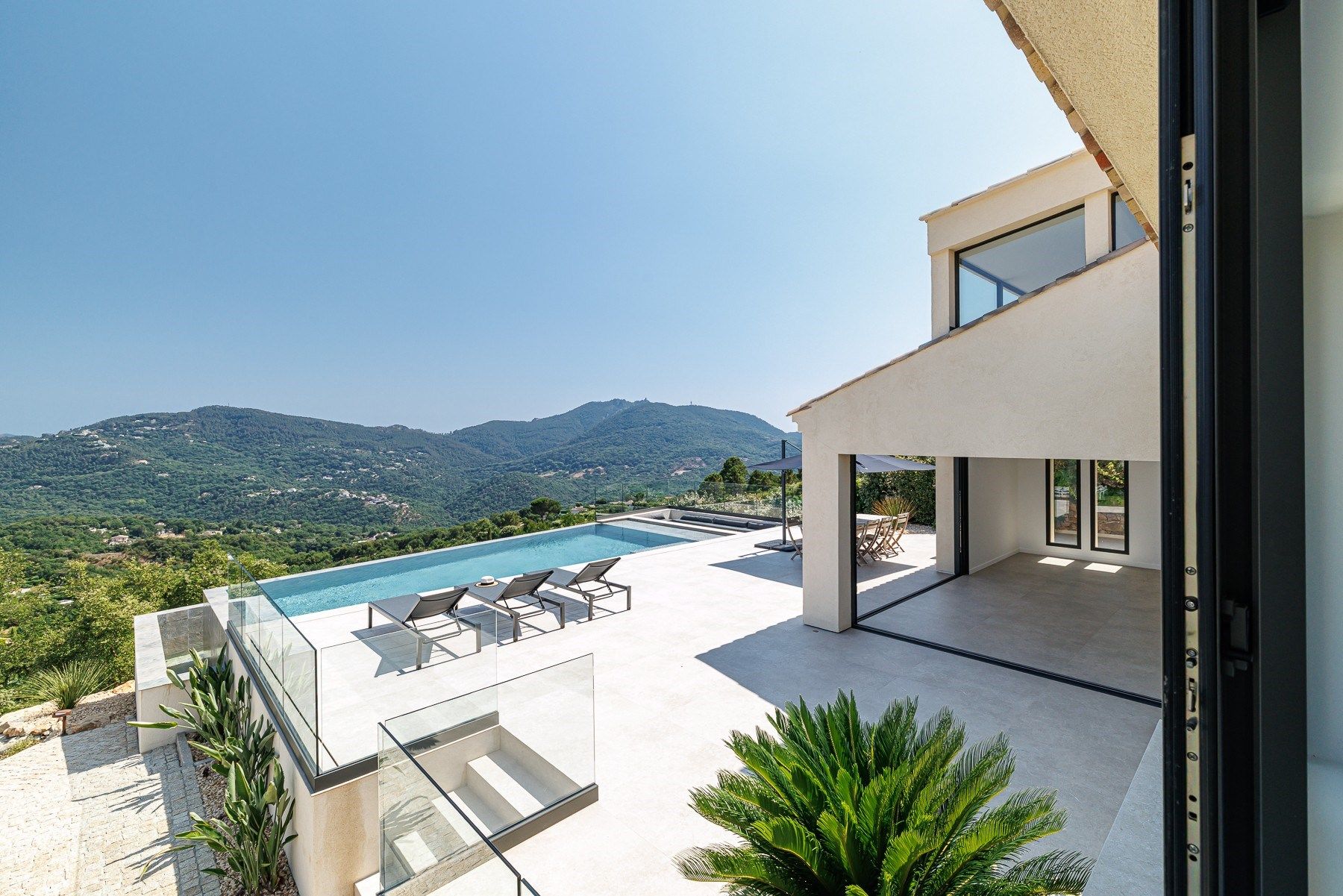 contemporary house 10 Rooms for sale on LES ADRETS DE L ESTEREL (83600)