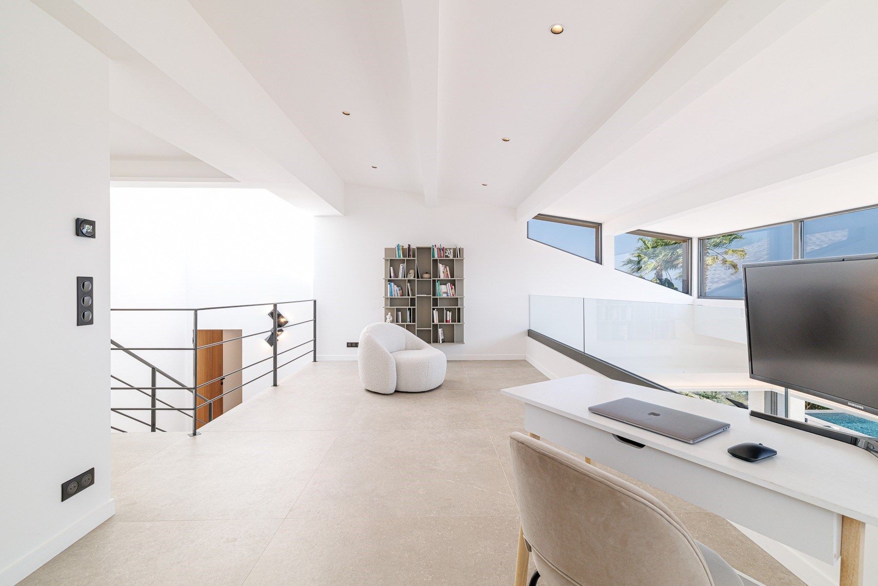 contemporary house 10 Rooms for sale on LES ADRETS DE L ESTEREL (83600)