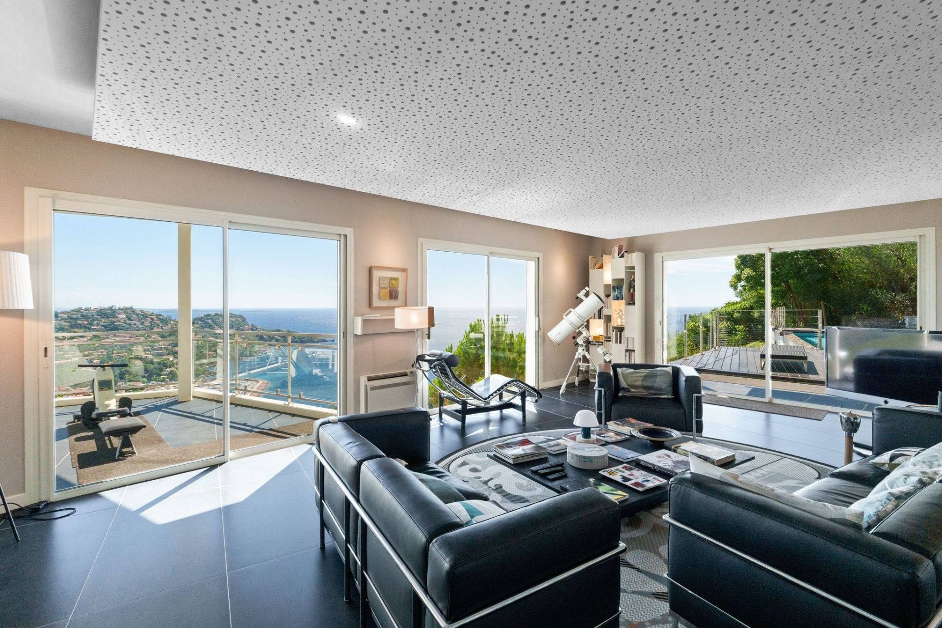 contemporary house 7 Rooms for sale on THEOULE SUR MER (06590)