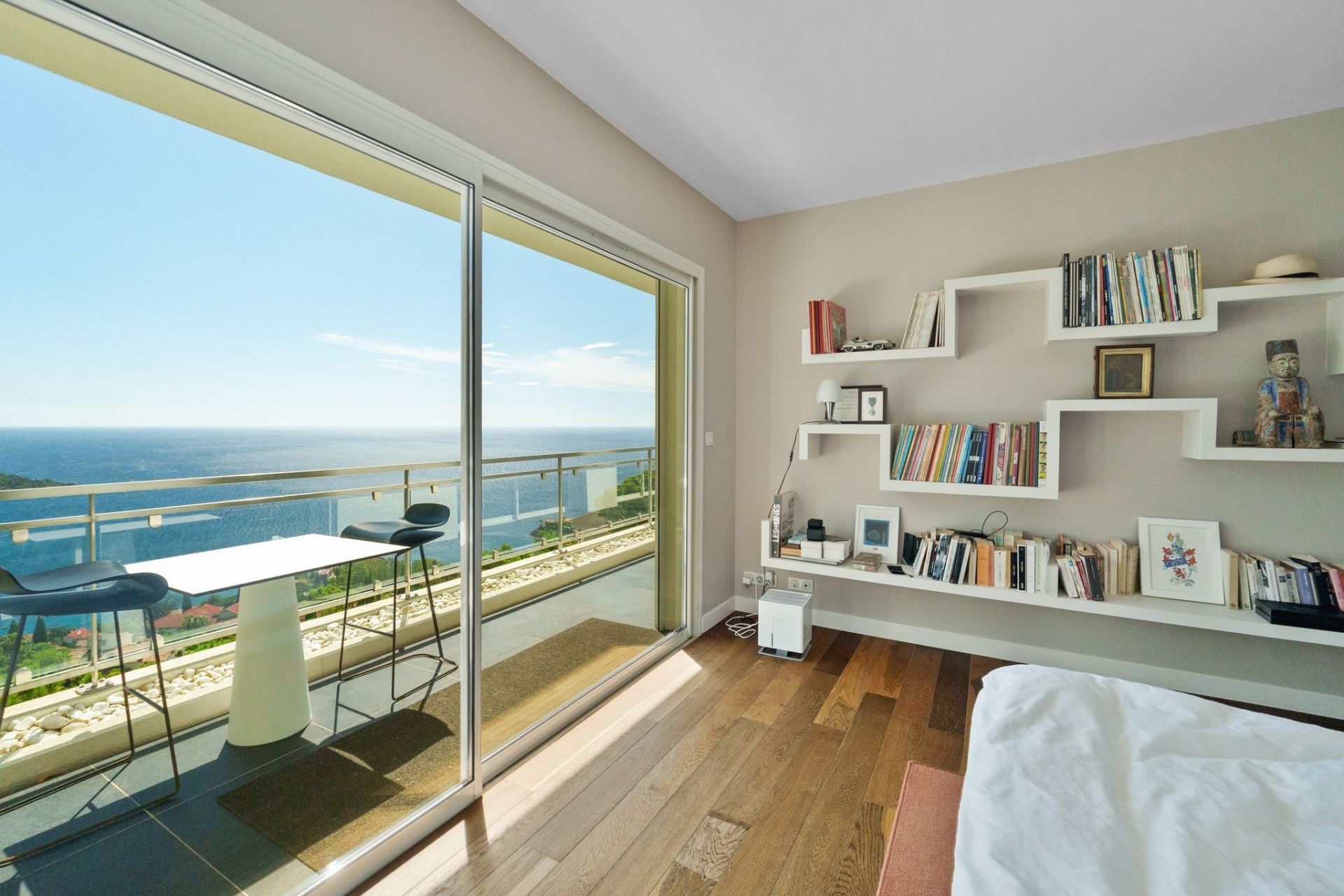 contemporary house 7 Rooms for sale on THEOULE SUR MER (06590)