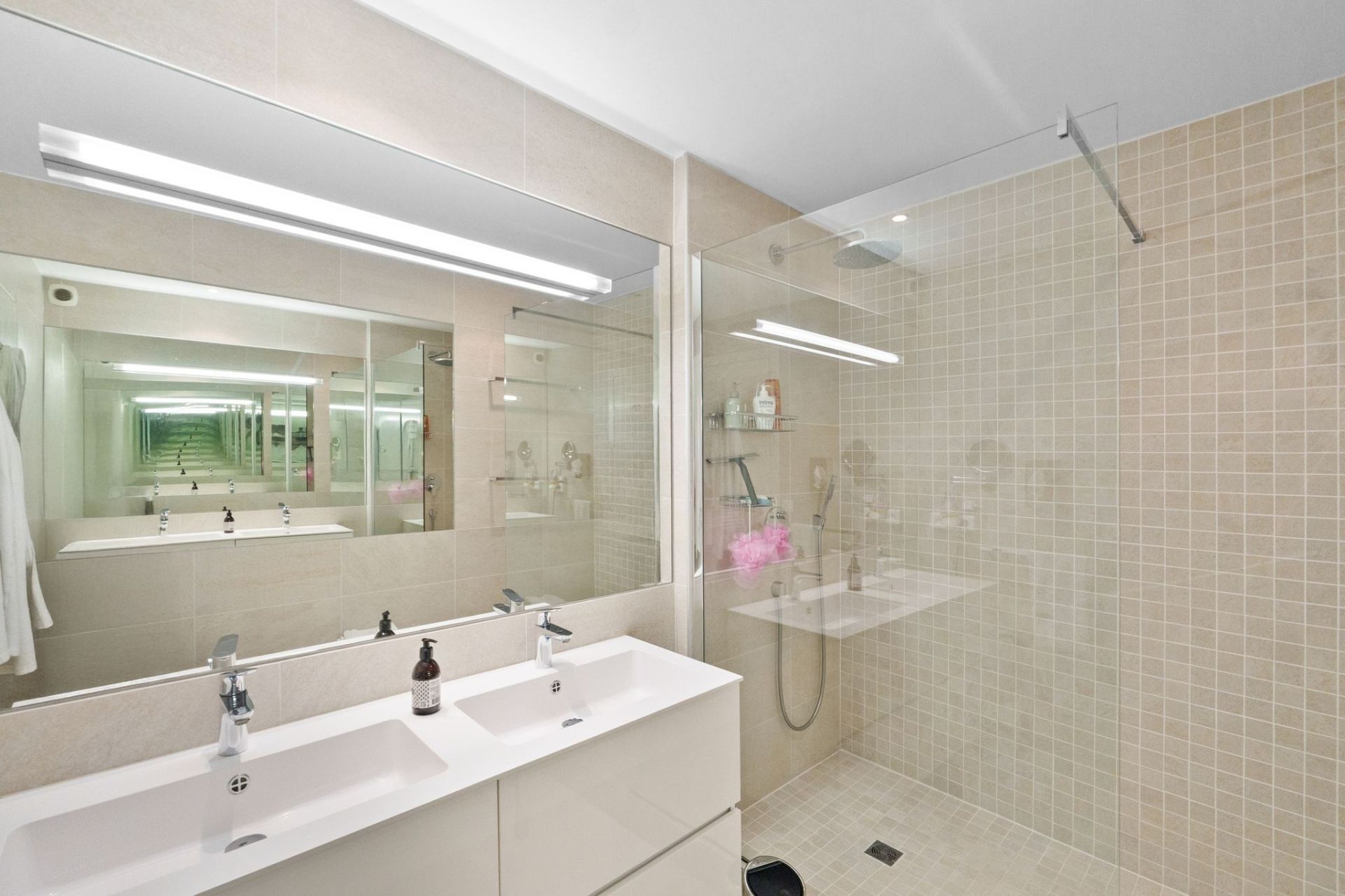 contemporary house 7 Rooms for sale on THEOULE SUR MER (06590)