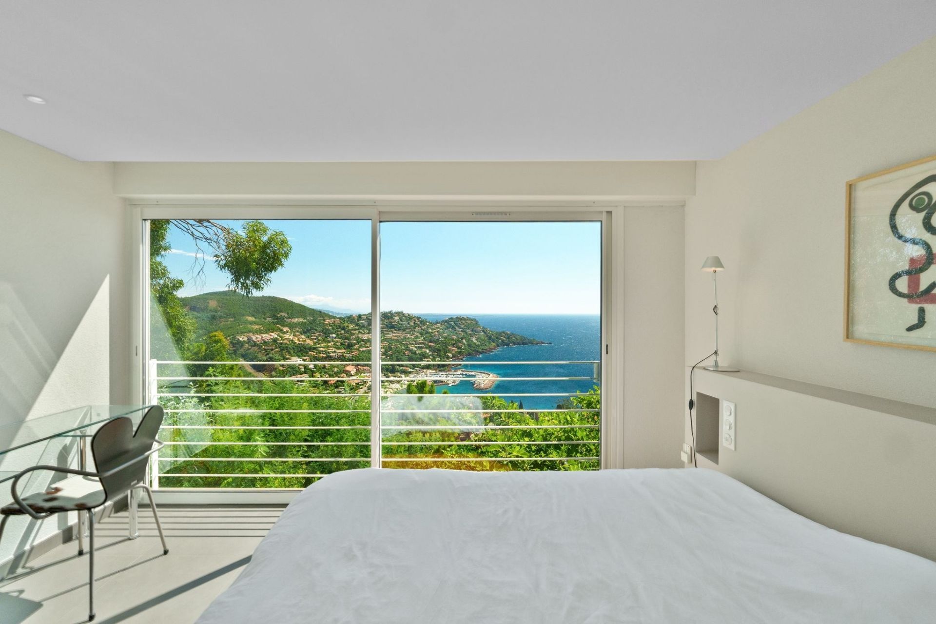 contemporary house 7 Rooms for sale on THEOULE SUR MER (06590)