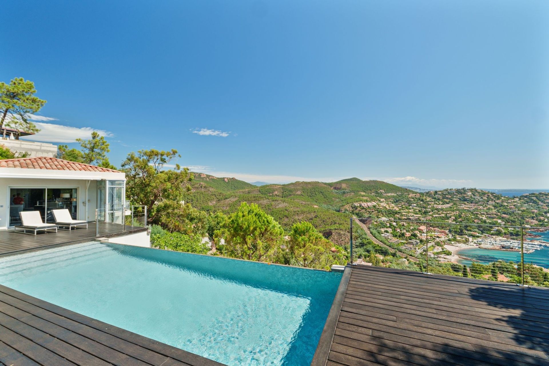 contemporary house 7 Rooms for sale on THEOULE SUR MER (06590)