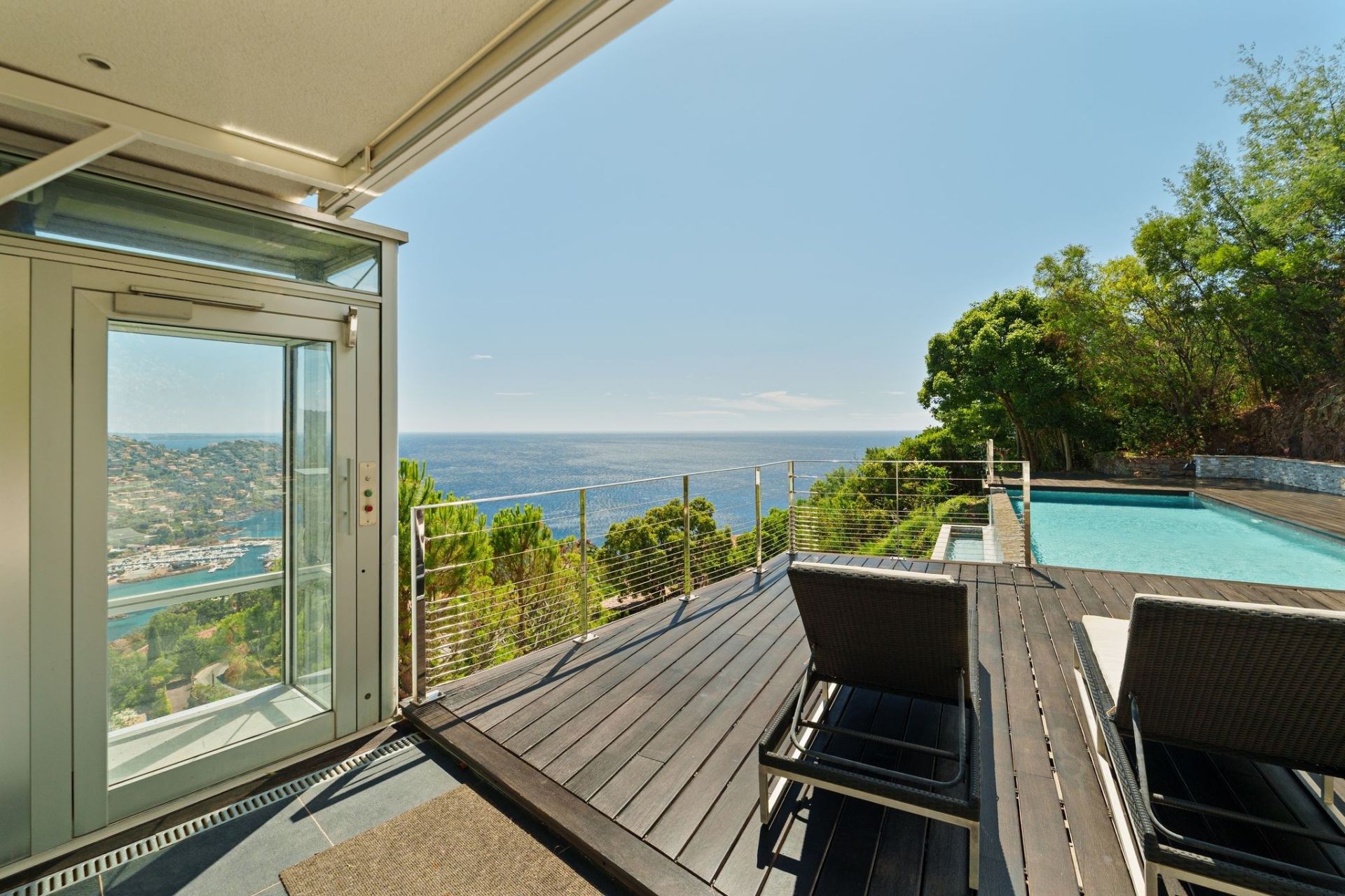 contemporary house 7 Rooms for sale on THEOULE SUR MER (06590)