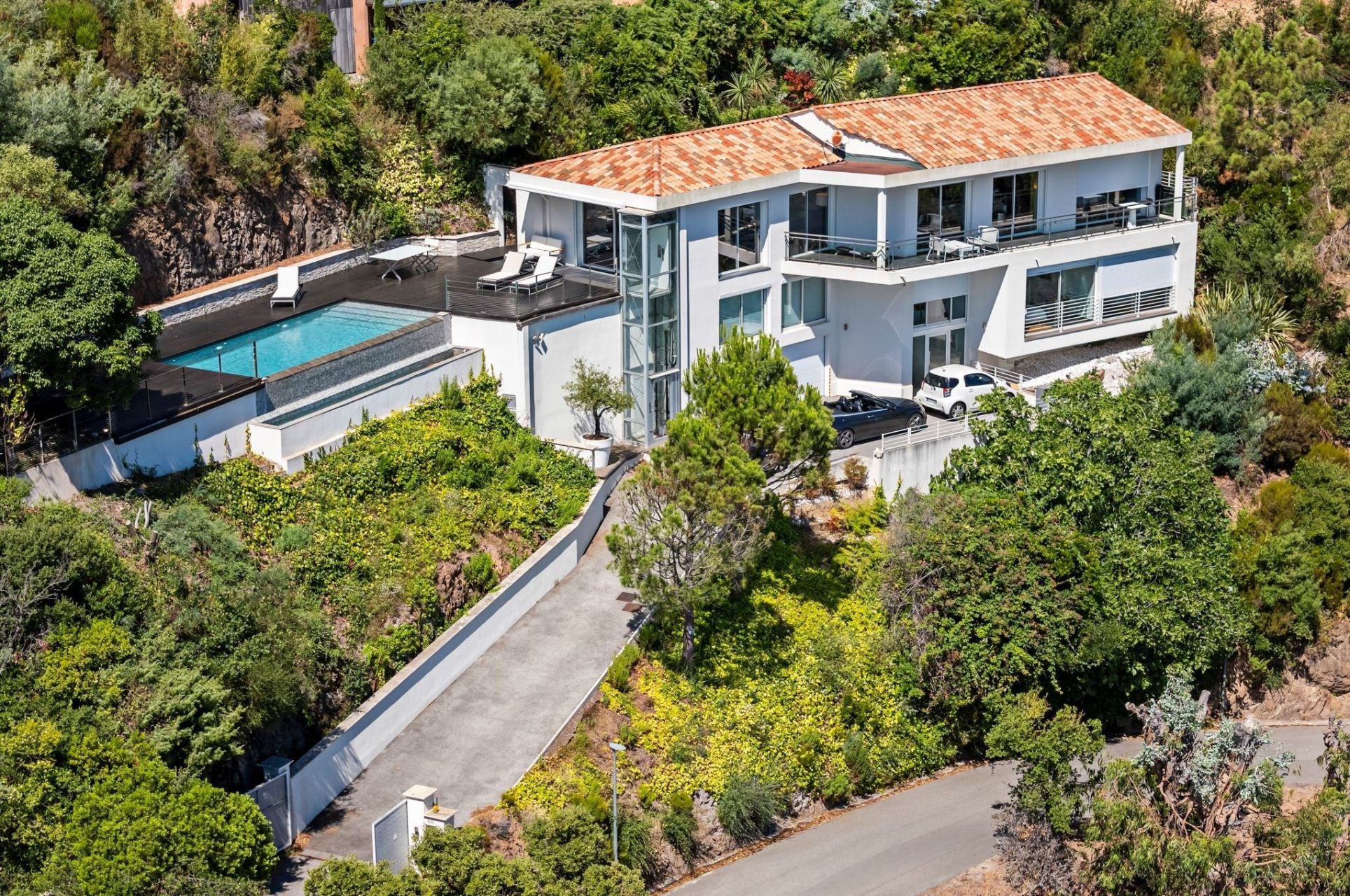 contemporary house 7 Rooms for sale on THEOULE SUR MER (06590)