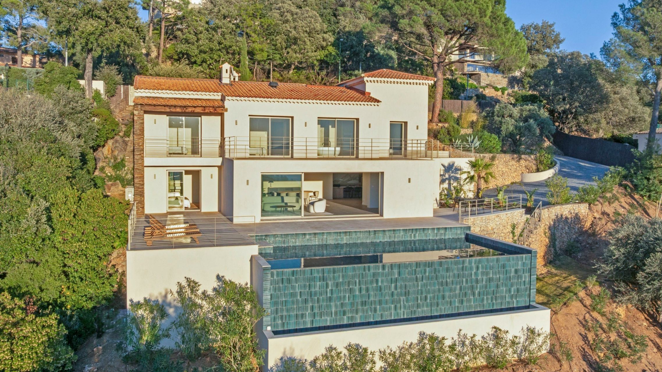 villa 6 Rooms for sale on LES ISSAMBRES (83380)