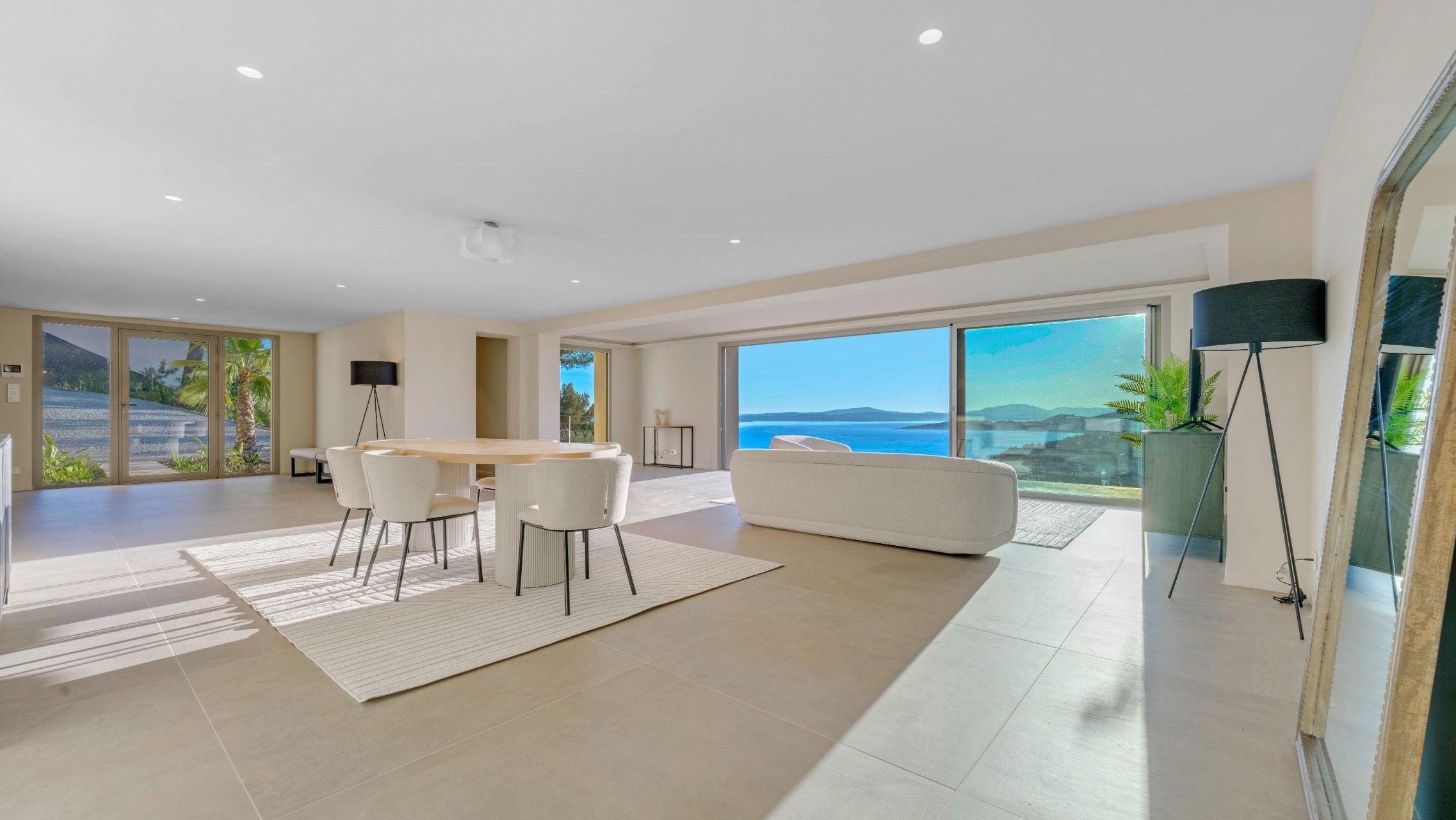 villa 6 Rooms for sale on LES ISSAMBRES (83380)