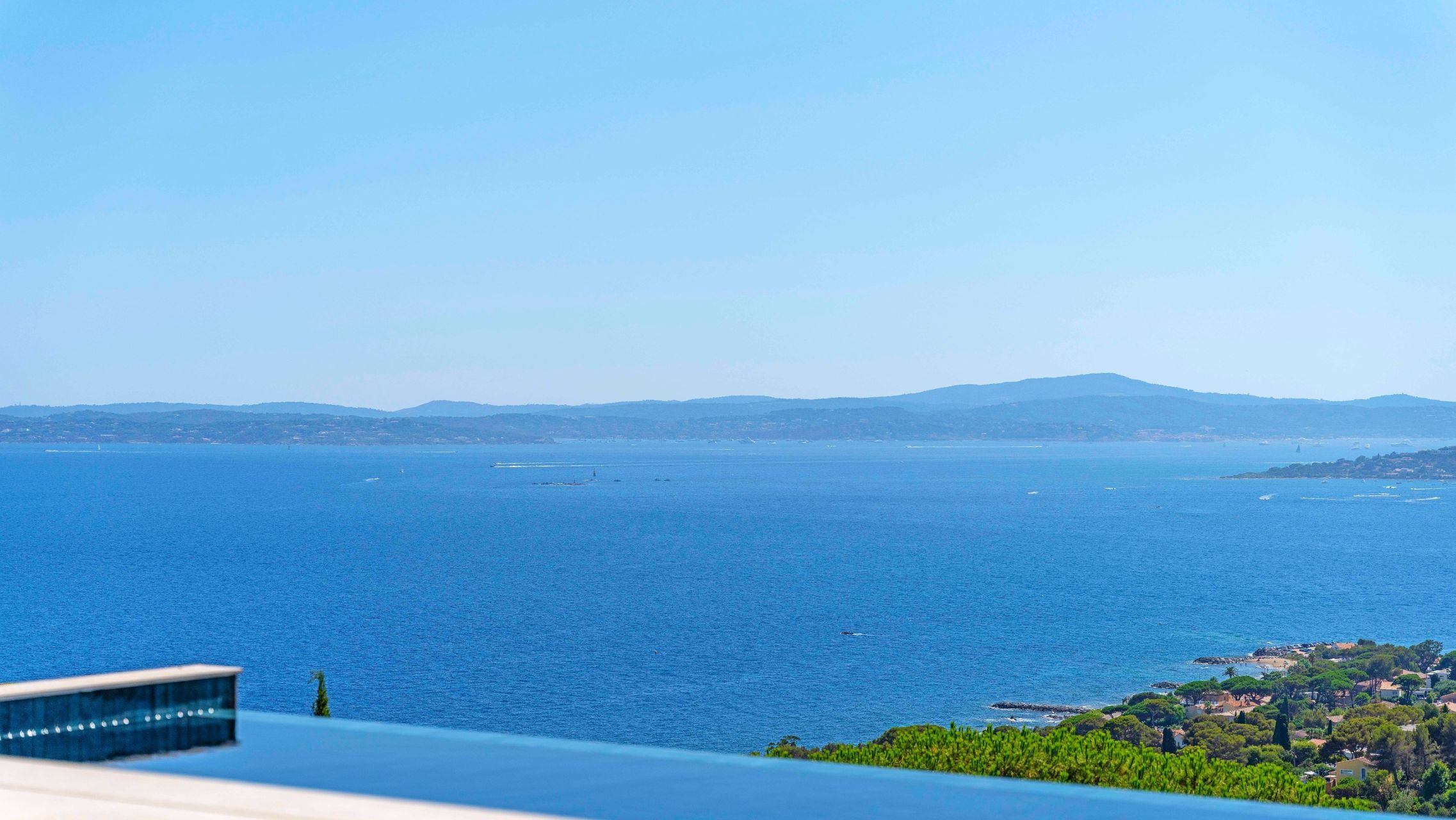 villa 6 Rooms for sale on LES ISSAMBRES (83380)