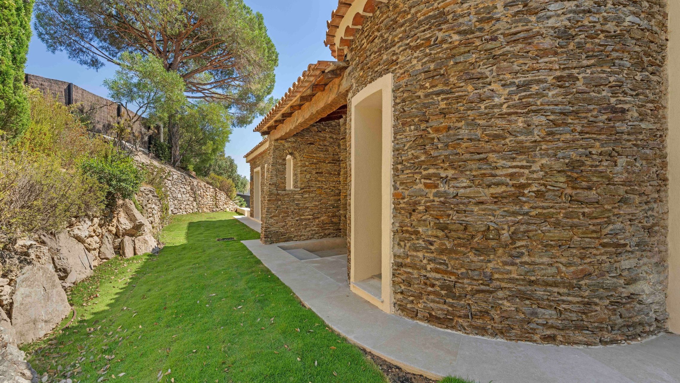 villa 6 Rooms for sale on LES ISSAMBRES (83380)